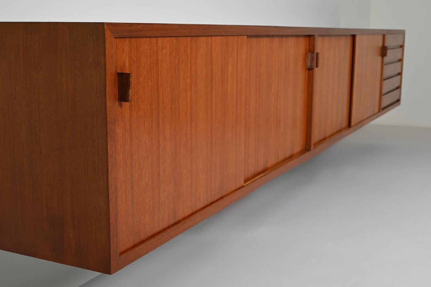 Grande credenza galleggiante in teak della metà del secolo scorso, Germania anni '60. In condizioni buone in vendita a Landgraaf, NL