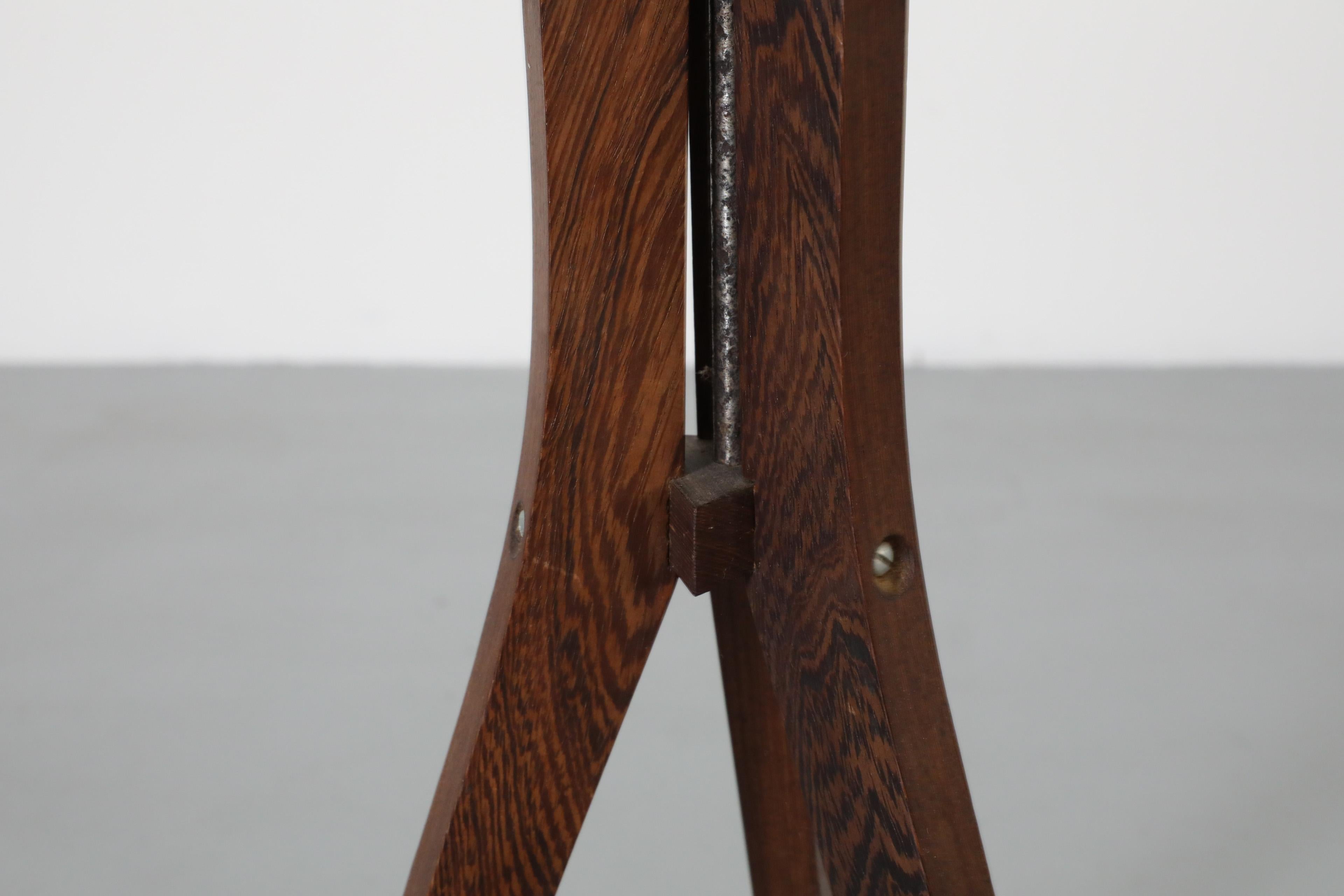 Grande portacandele a spillo di metà secolo in teak con base a treppiede in vendita 5