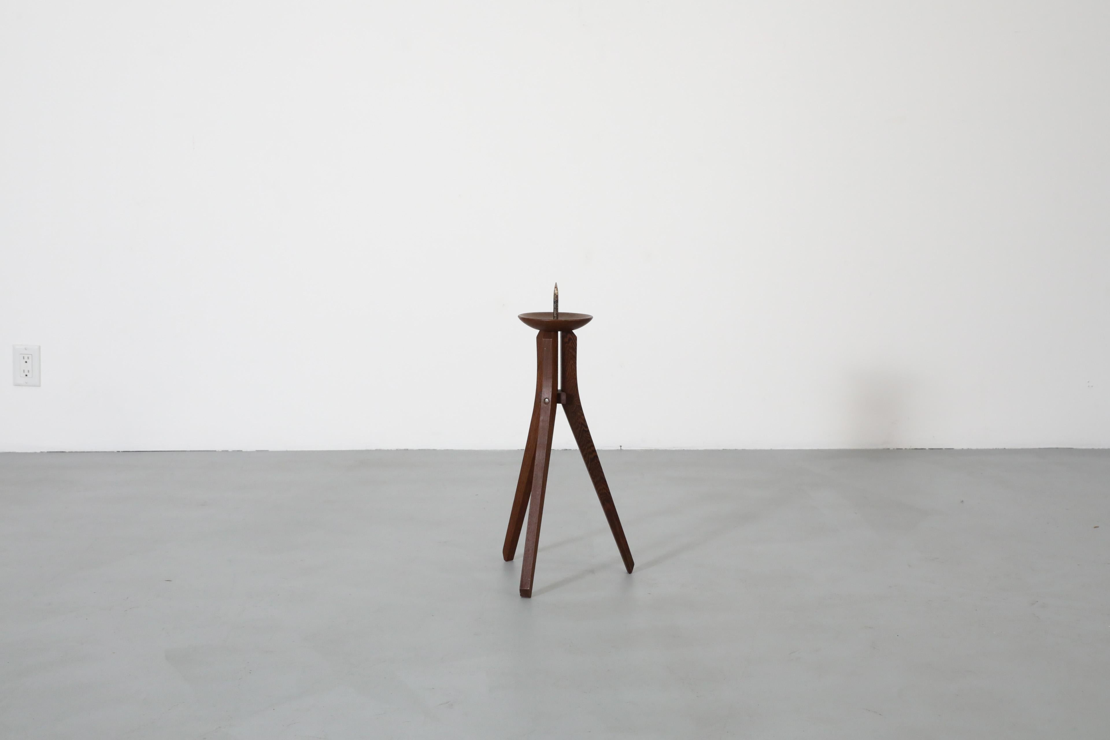 Olandese Grande portacandele a spillo di metà secolo in teak con base a treppiede in vendita