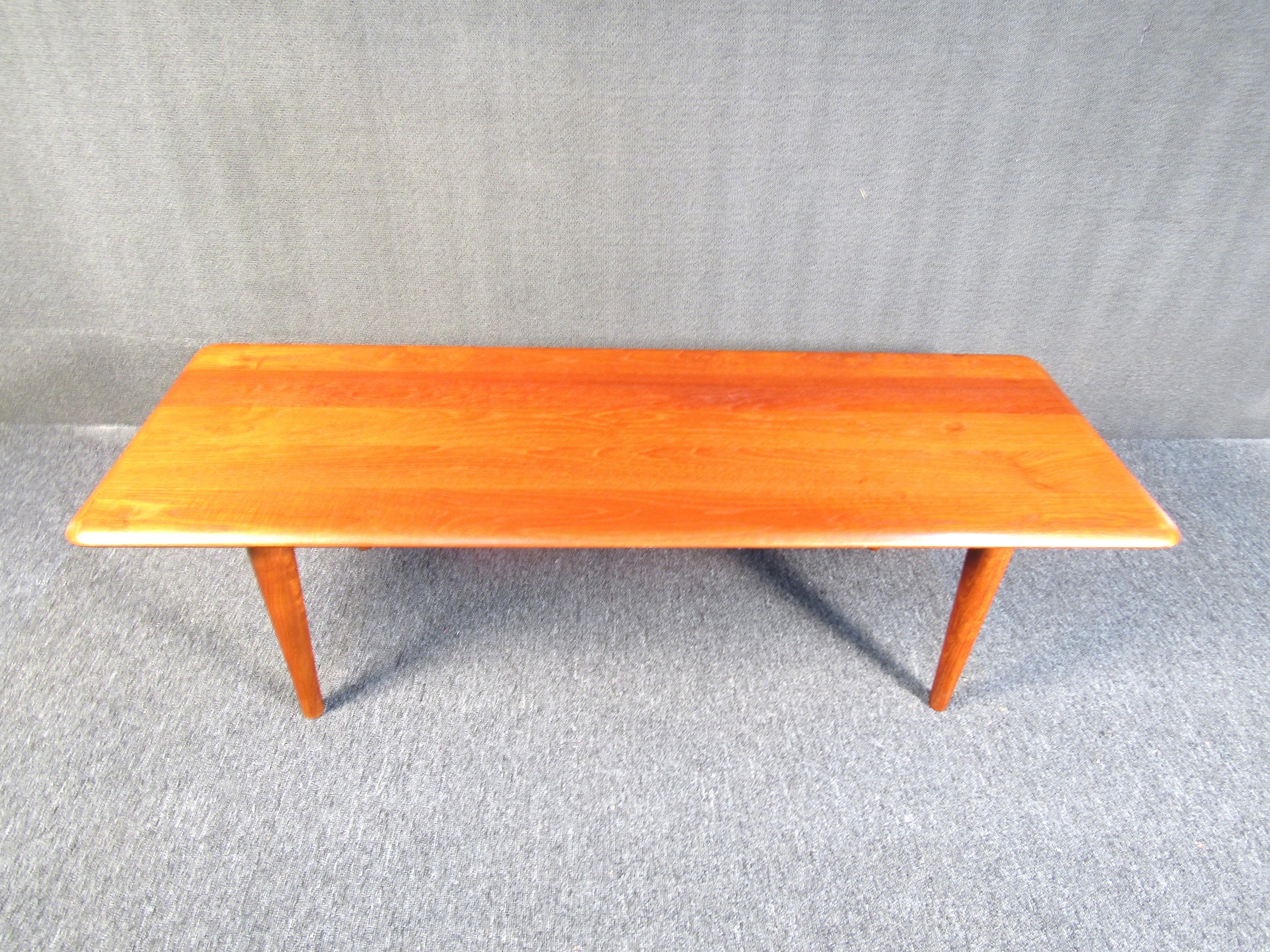 Large Midcentury Teak Wood Coffee Table In Good Condition For Sale In Brooklyn, NY