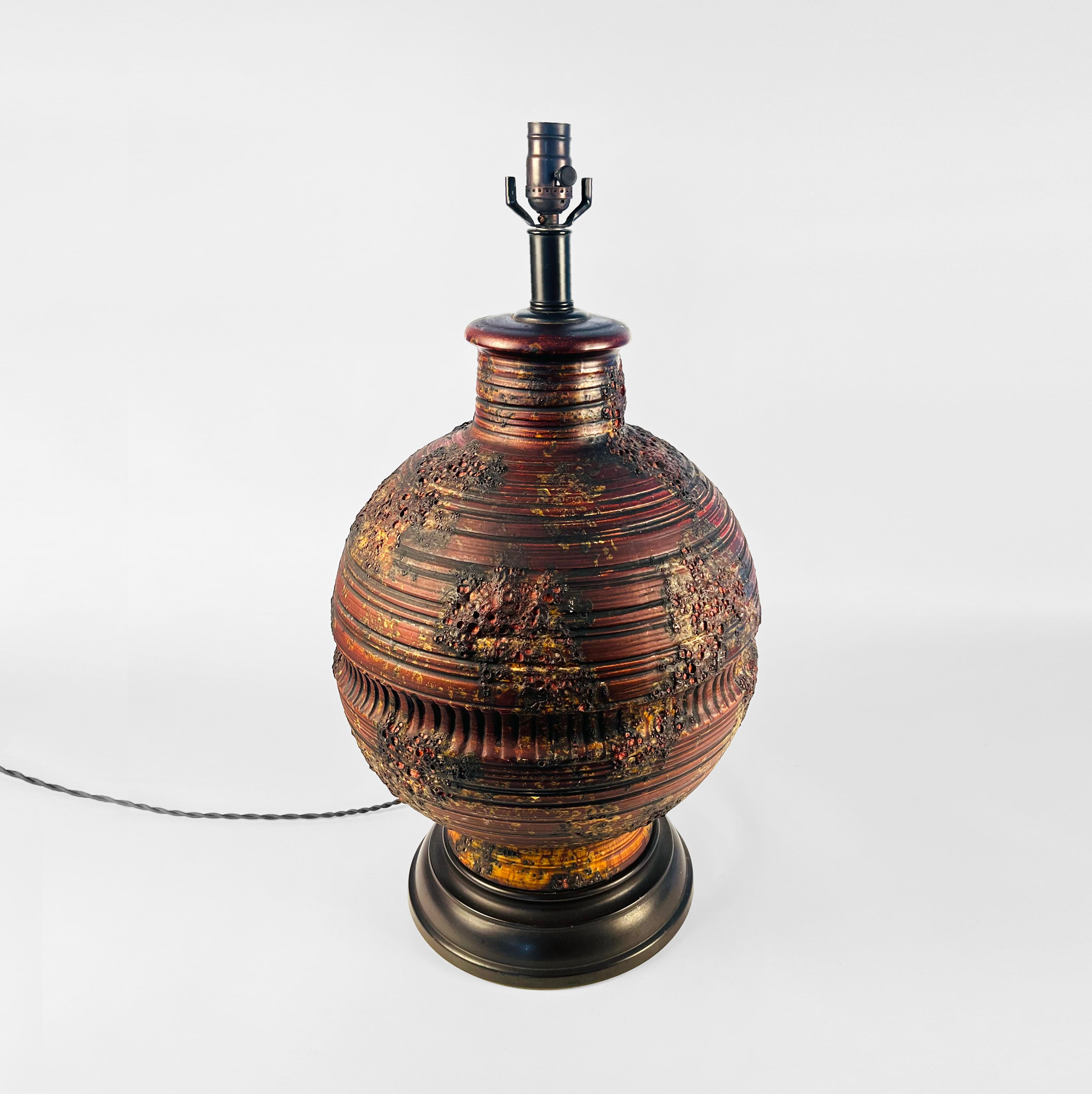 Mid-Century Modern Grande lampe de table en céramique texturée du milieu du siècle dernier en vente