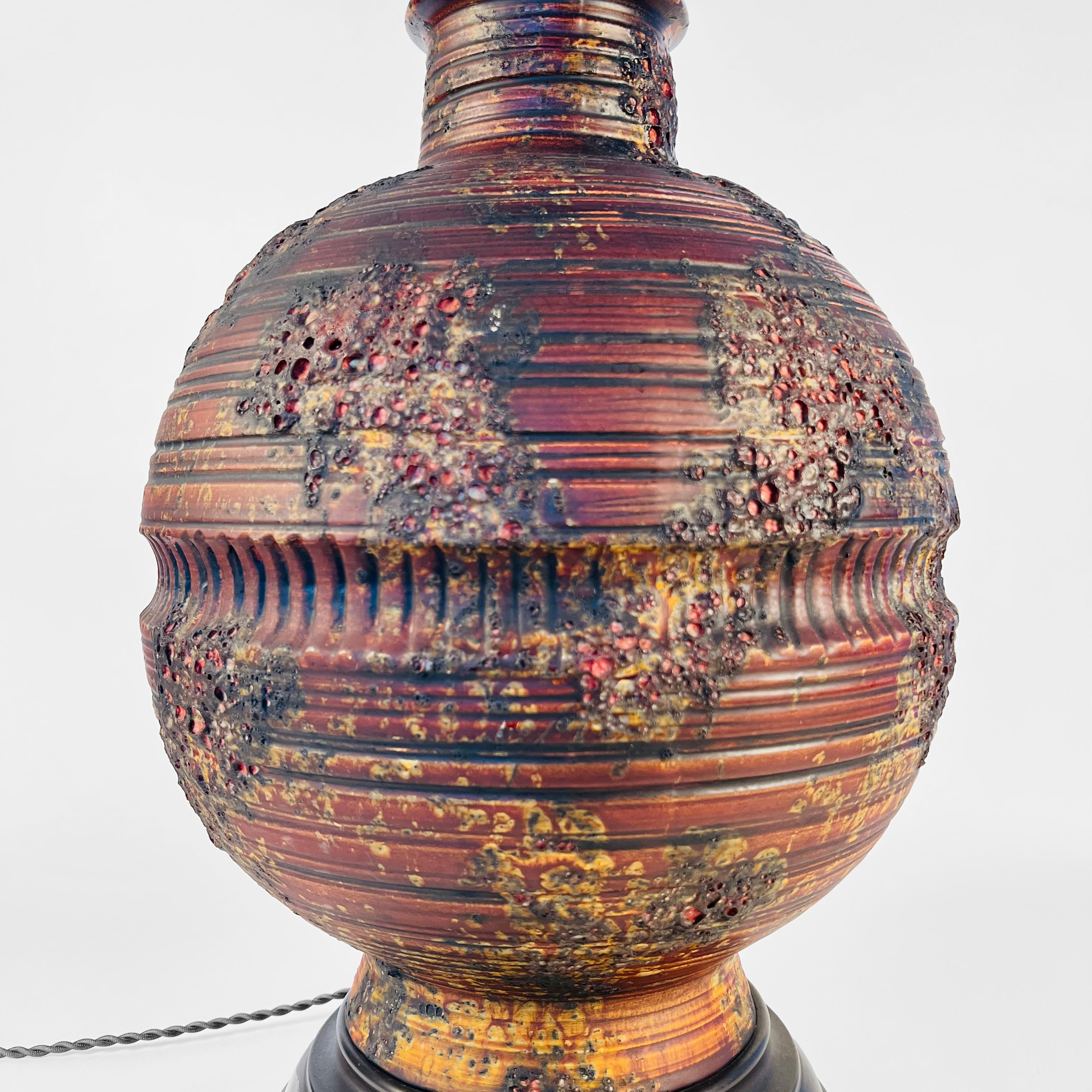 Nord-américain Grande lampe de table en céramique texturée du milieu du siècle dernier en vente