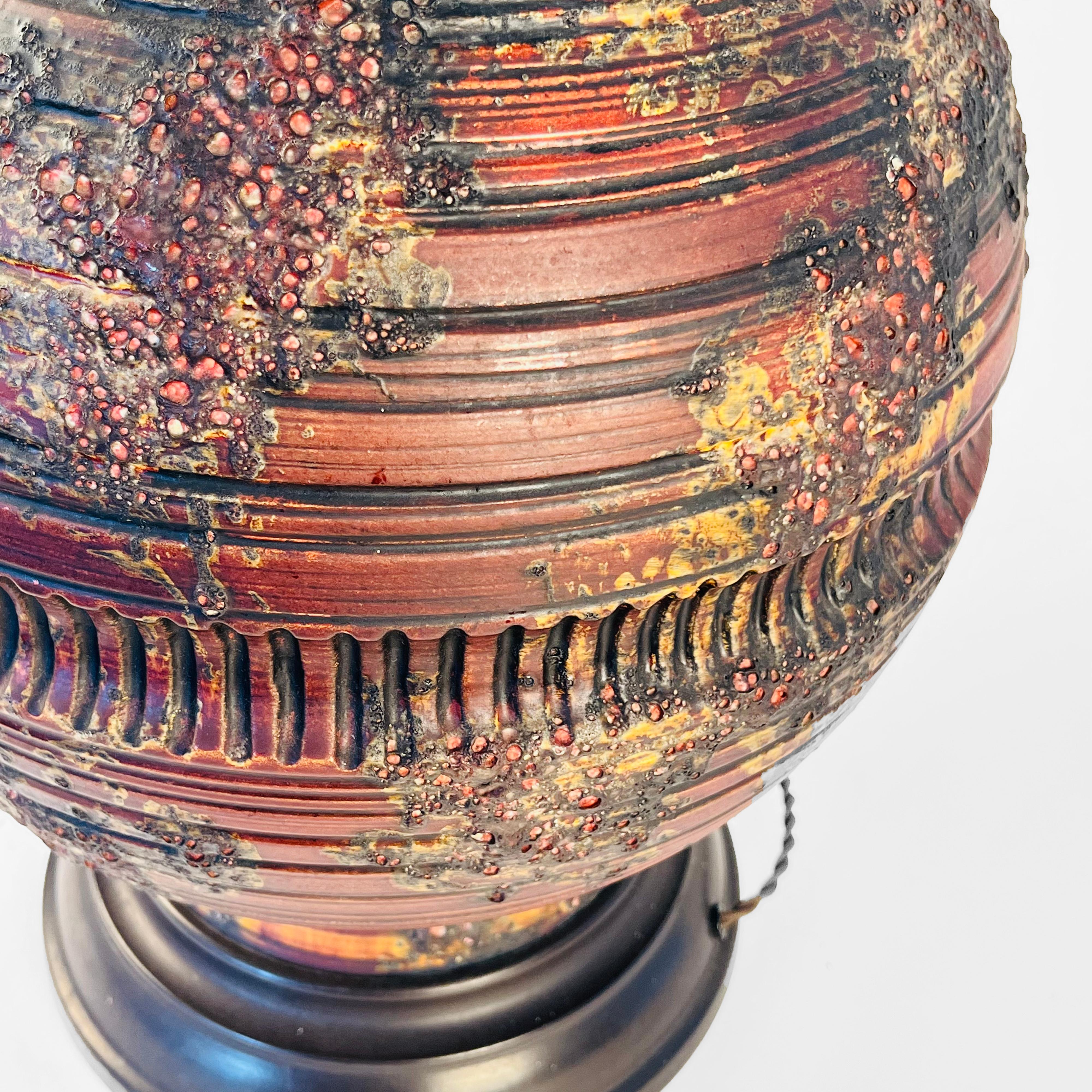 Große Mid-Century Textur Keramik Tischlampe im Zustand „Gut“ im Angebot in Philadelphia, PA