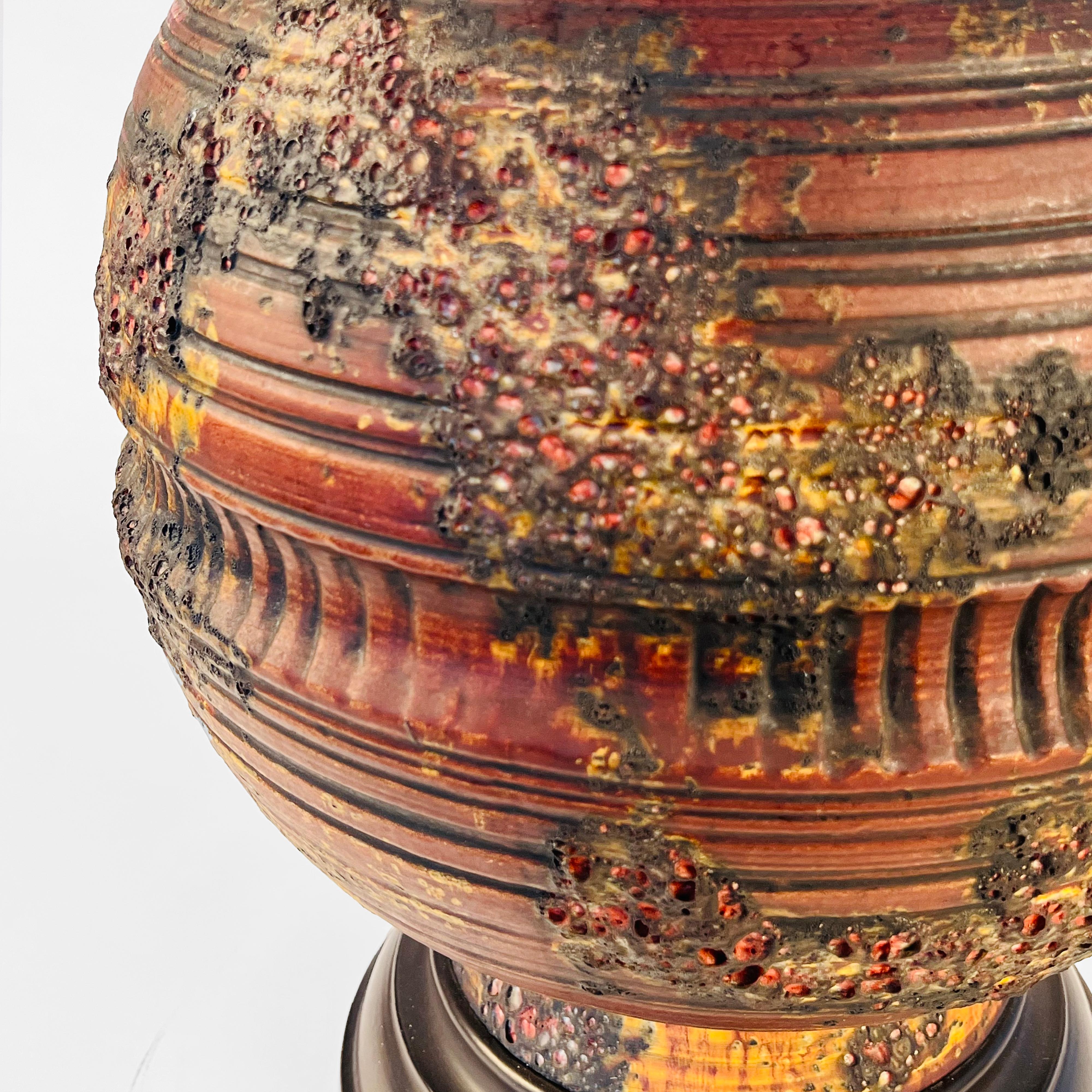 20ième siècle Grande lampe de table en céramique texturée du milieu du siècle dernier en vente