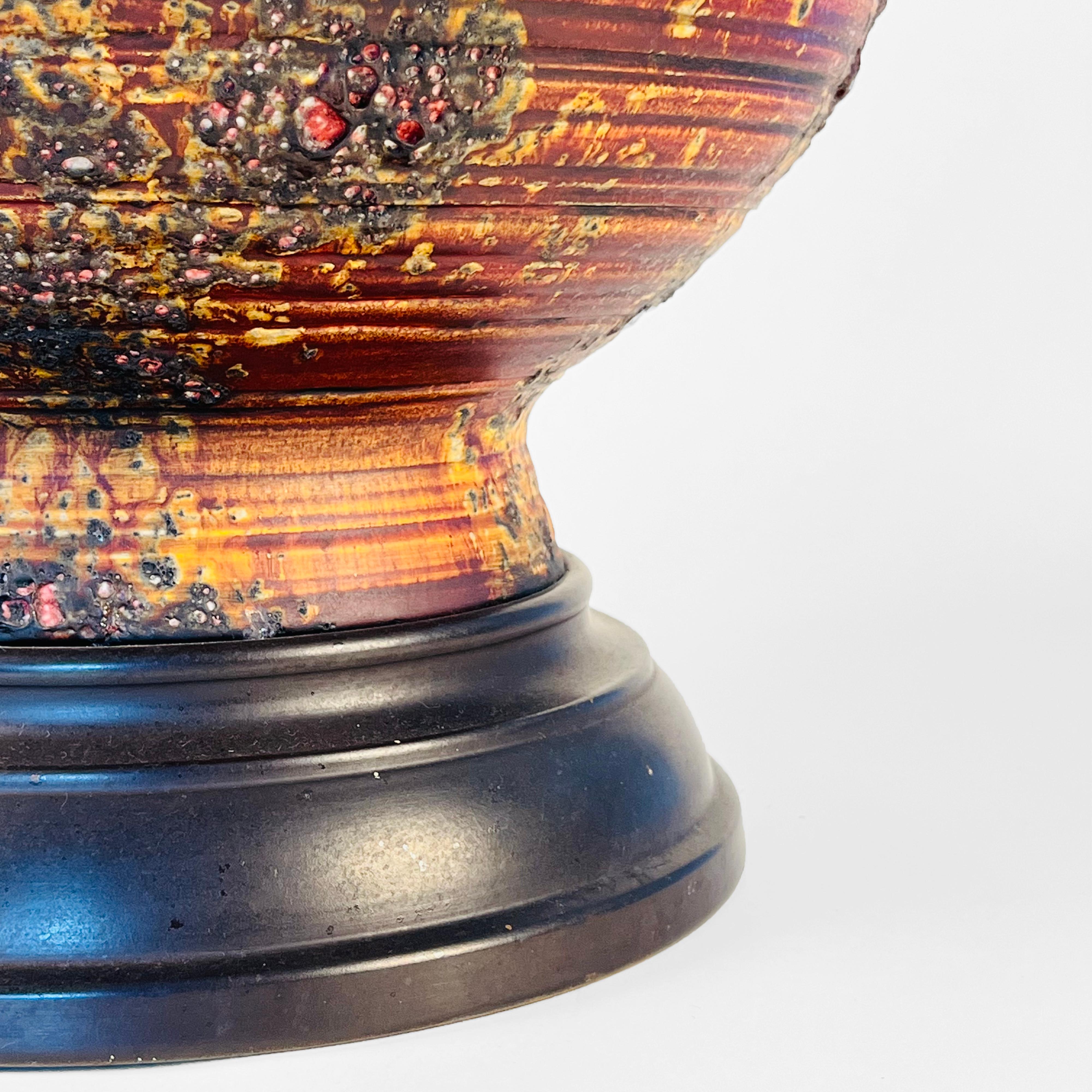 Céramique Grande lampe de table en céramique texturée du milieu du siècle dernier en vente