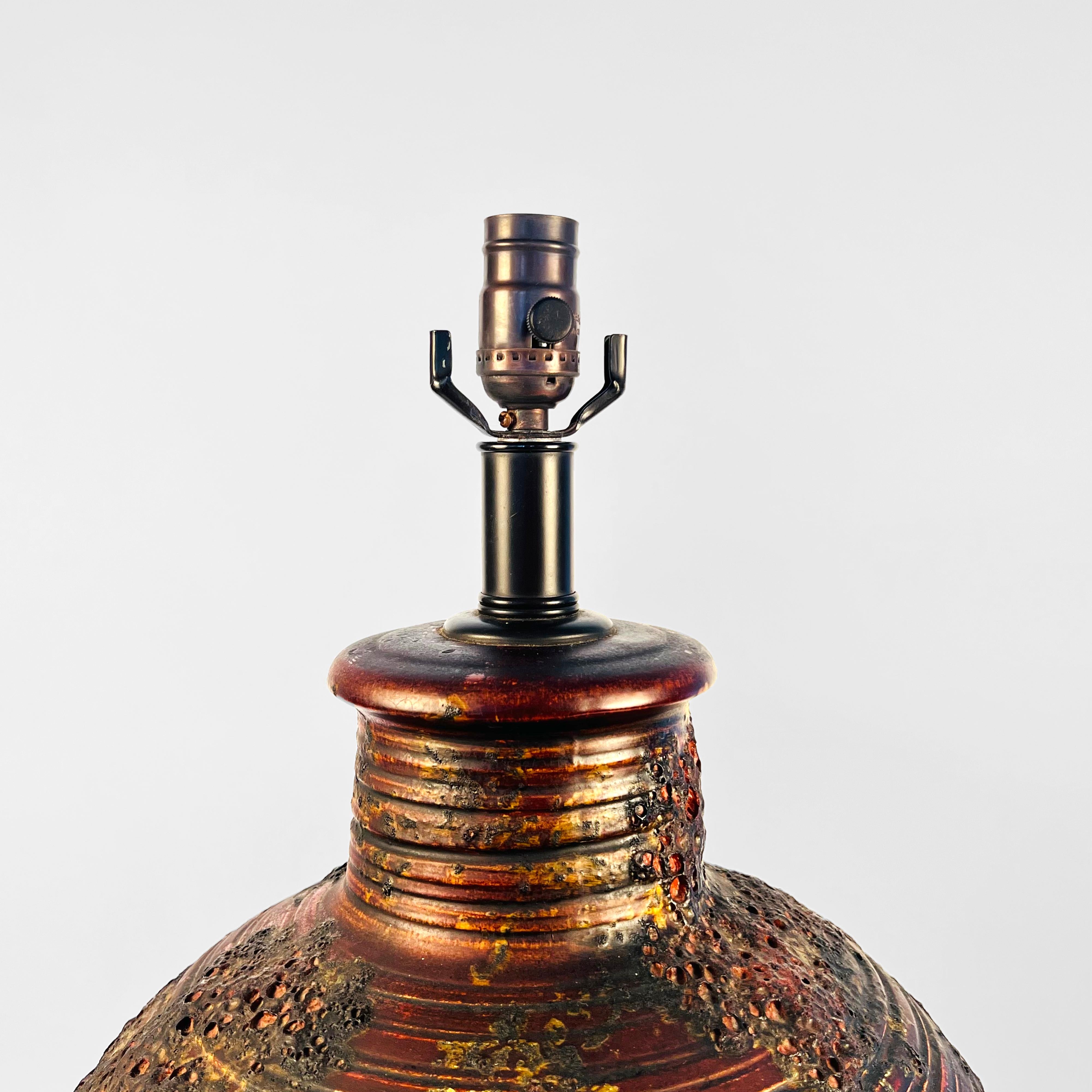Große Mid-Century Textur Keramik Tischlampe im Angebot 2