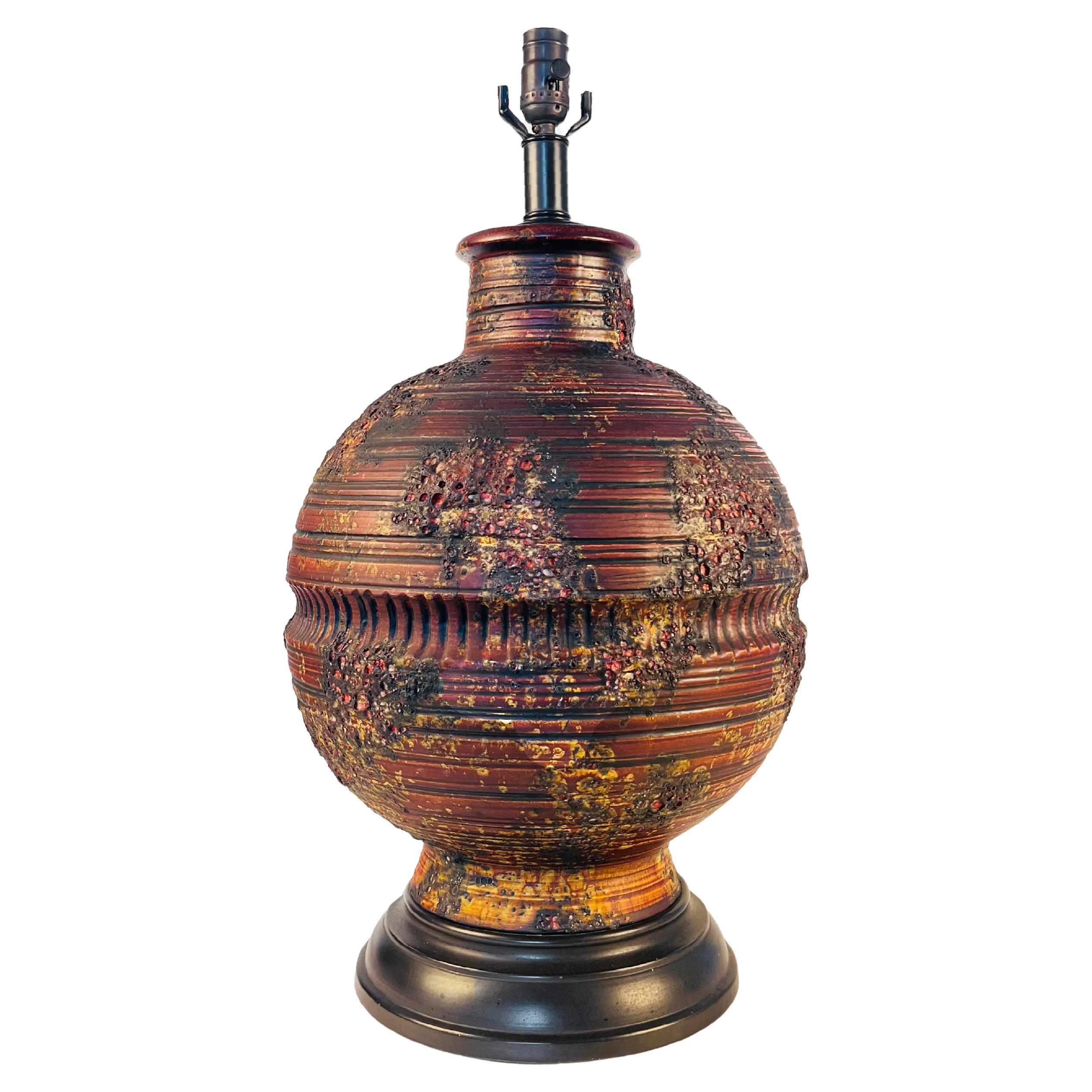 Grande lampe de table en céramique texturée du milieu du siècle dernier en vente