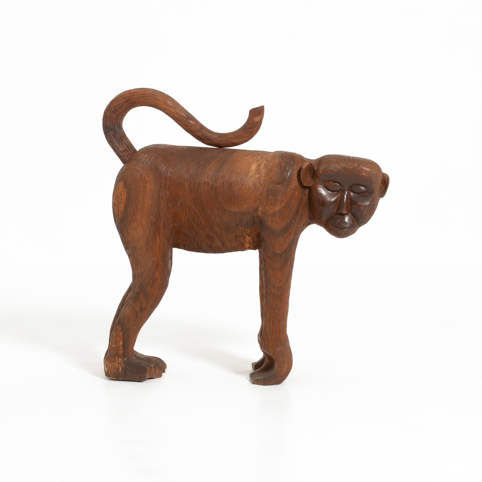 This mid-century carved wooden monkey is an extraordinary piece. The body is made of massive hardwood, showing some cracks and some parts are missing such as pieces of the feet, ears, … The tail is removable and the endpart is missing.
Nevertheless