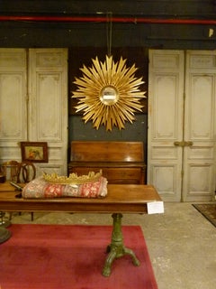 Grande specchio da parete a tre strati in legno dorato della metà del secolo scorso.
