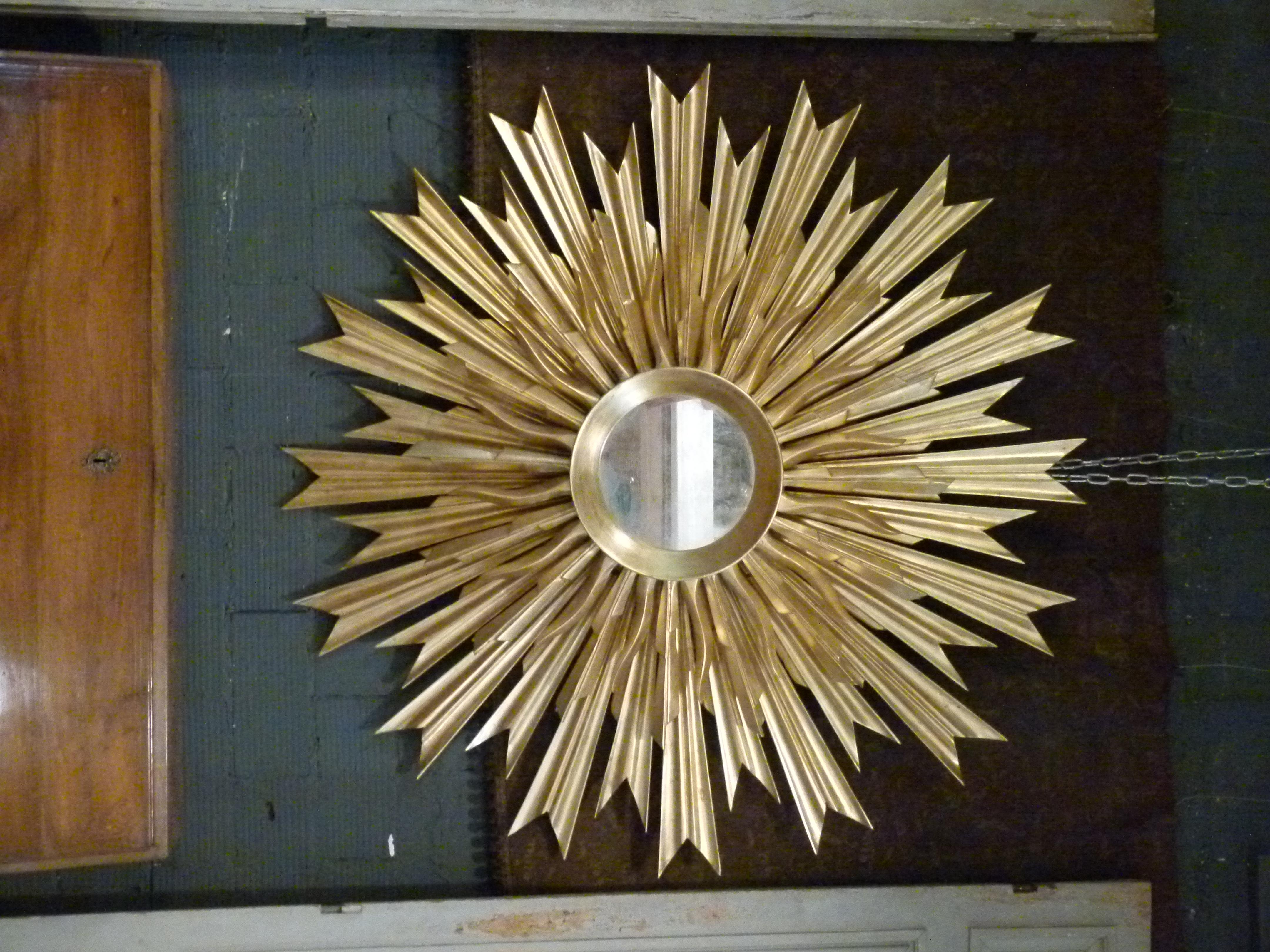 Großer dreischichtiger Gold-Holz-Sunburst-Wandspiegel aus der Mitte des Jahrhunderts. (Spanisch) im Angebot