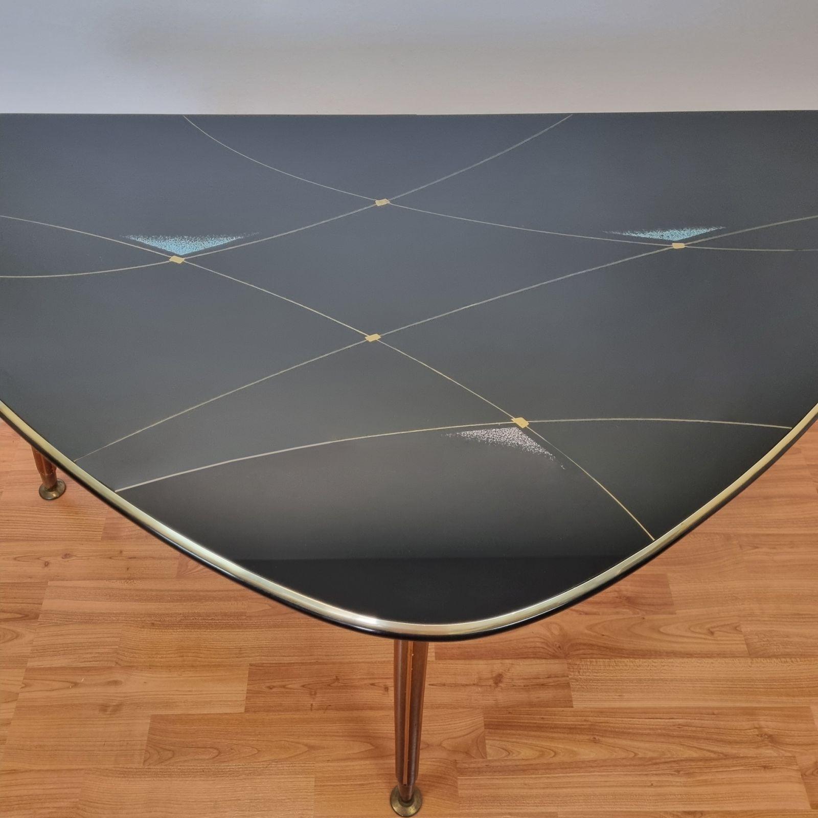 Großer Mid Century Tripod Couchtisch oder Beistelltisch von FRC Mobel, Österreich 70er Jahre (Messing) im Angebot