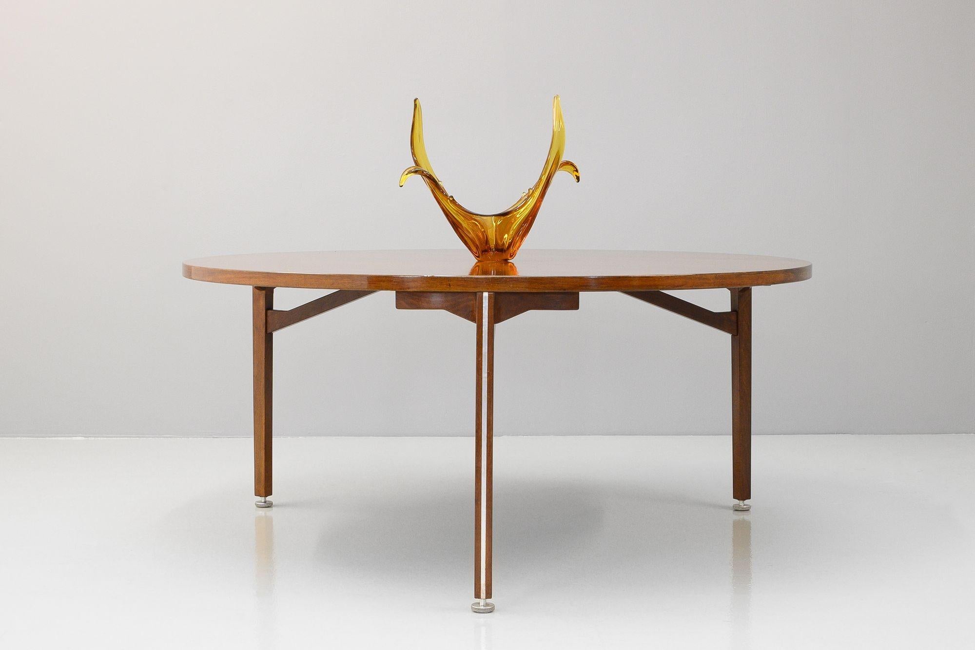 Grande table de salle à manger tripode du milieu du siècle dernier Excellent état - En vente à London, England