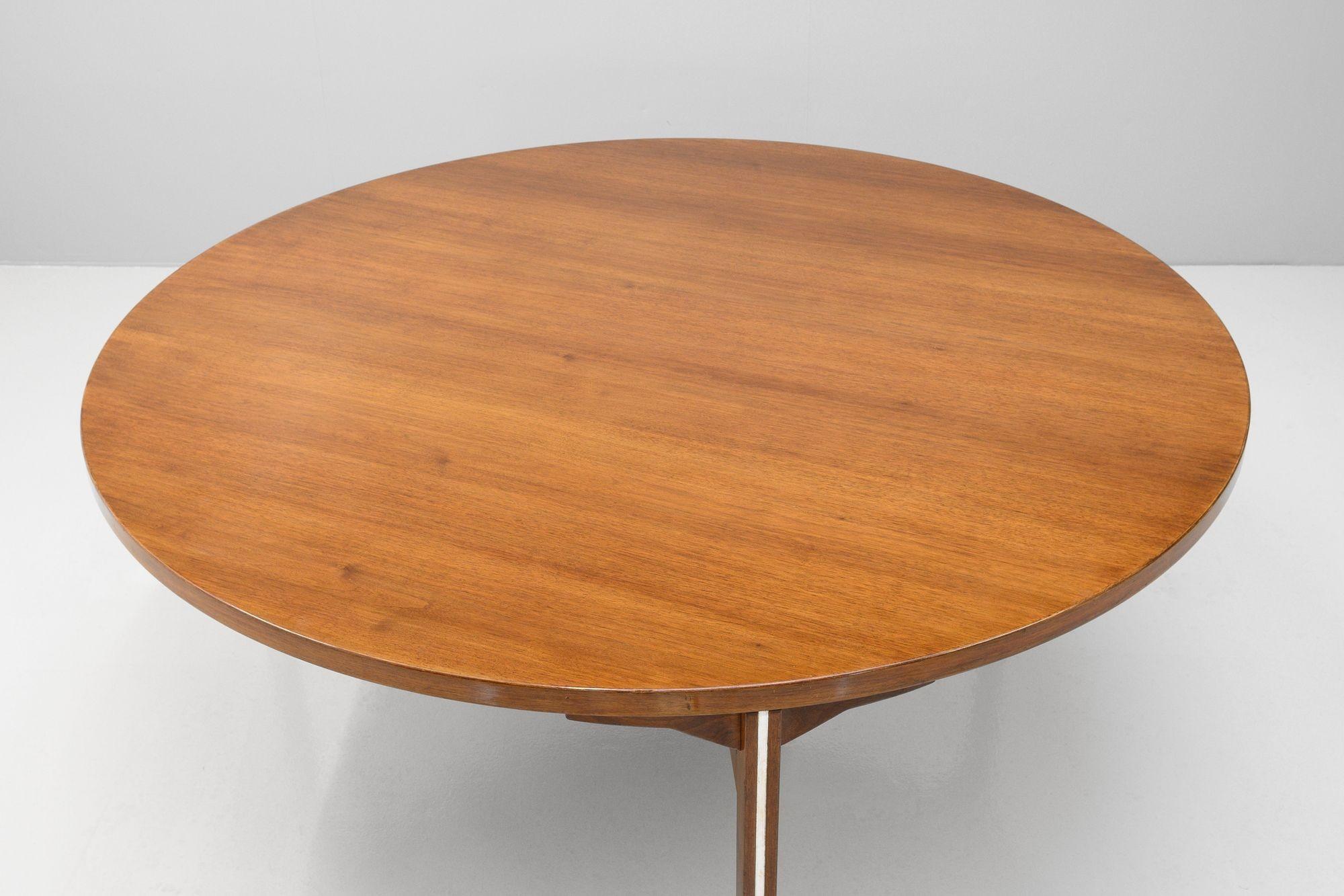Milieu du XXe siècle Grande table de salle à manger tripode du milieu du siècle dernier en vente