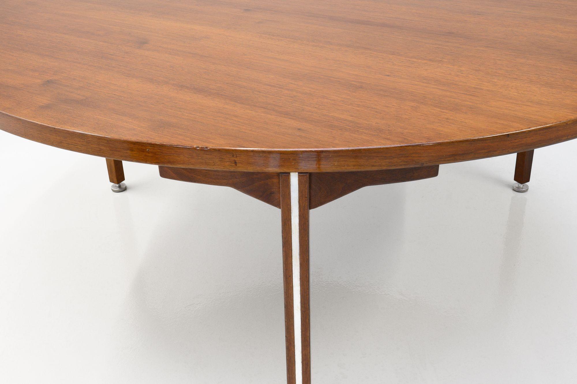 Aluminium Grande table de salle à manger tripode du milieu du siècle dernier en vente