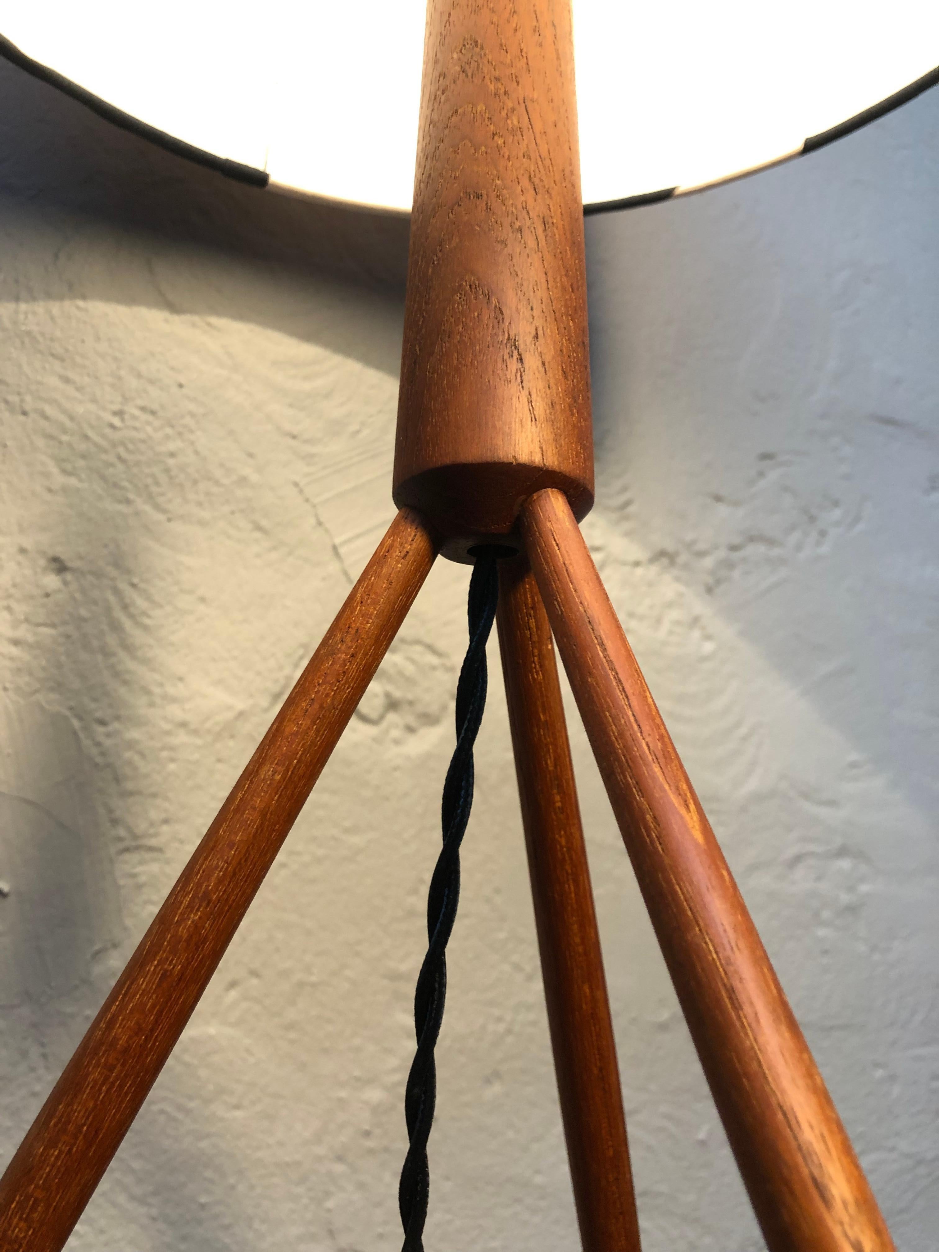 Large Mid-Century Tripod Table Lamp in Teak For Sale 4