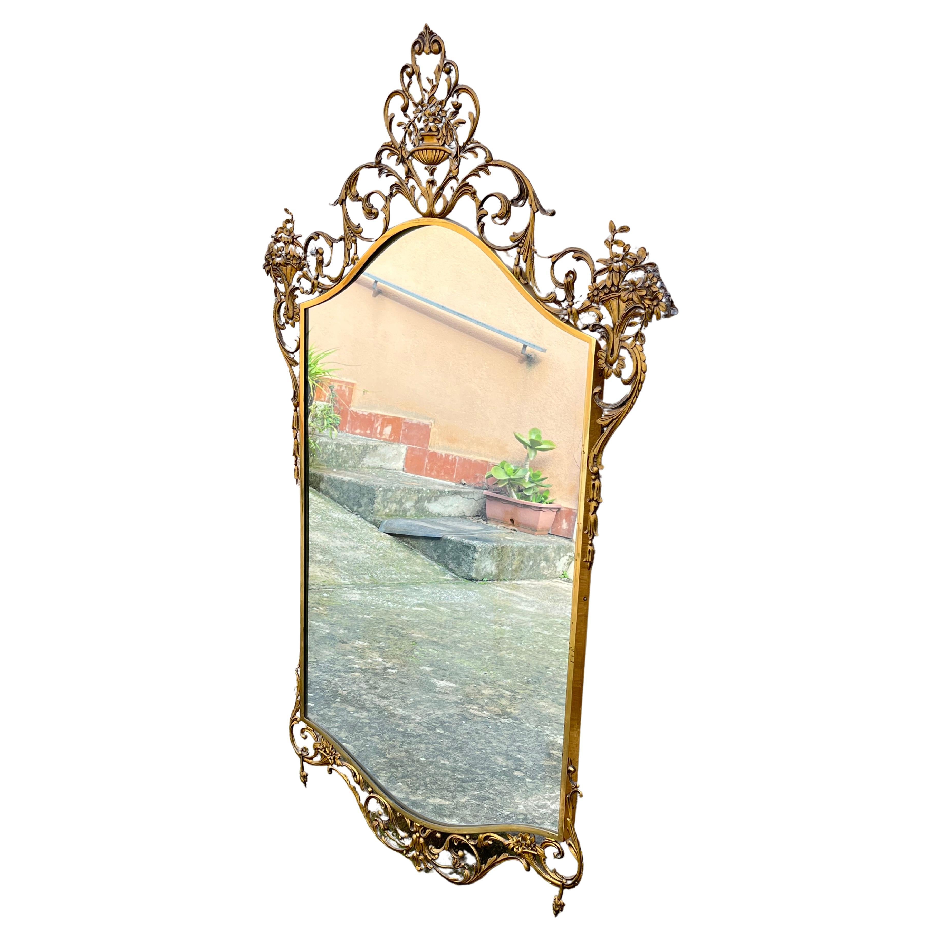 Italiano Grande specchio da parete in ottone veneziano della metà del secolo scorso, anni '50 in vendita