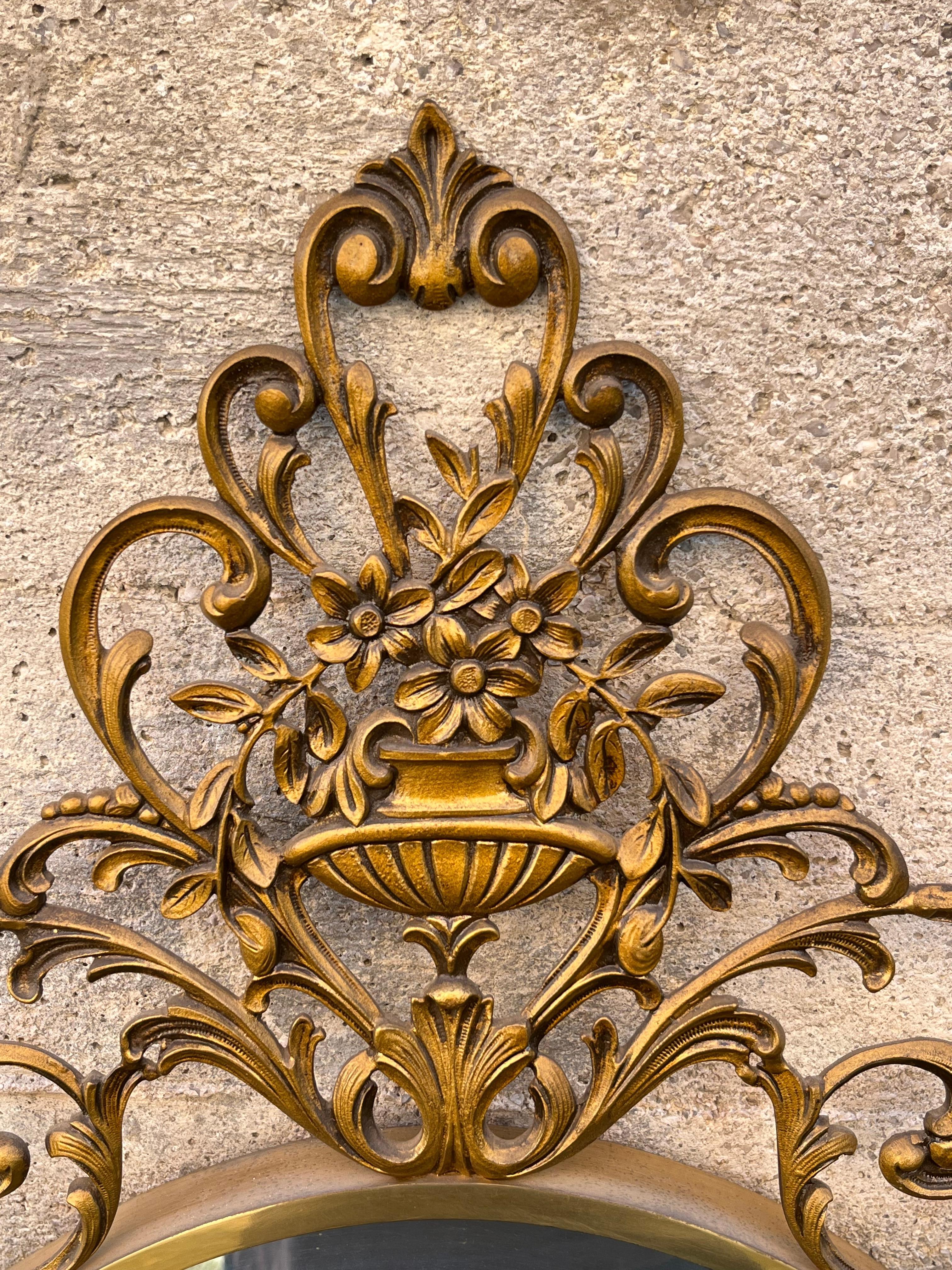 Ottone Grande specchio da parete in ottone veneziano della metà del secolo scorso, anni '50 in vendita