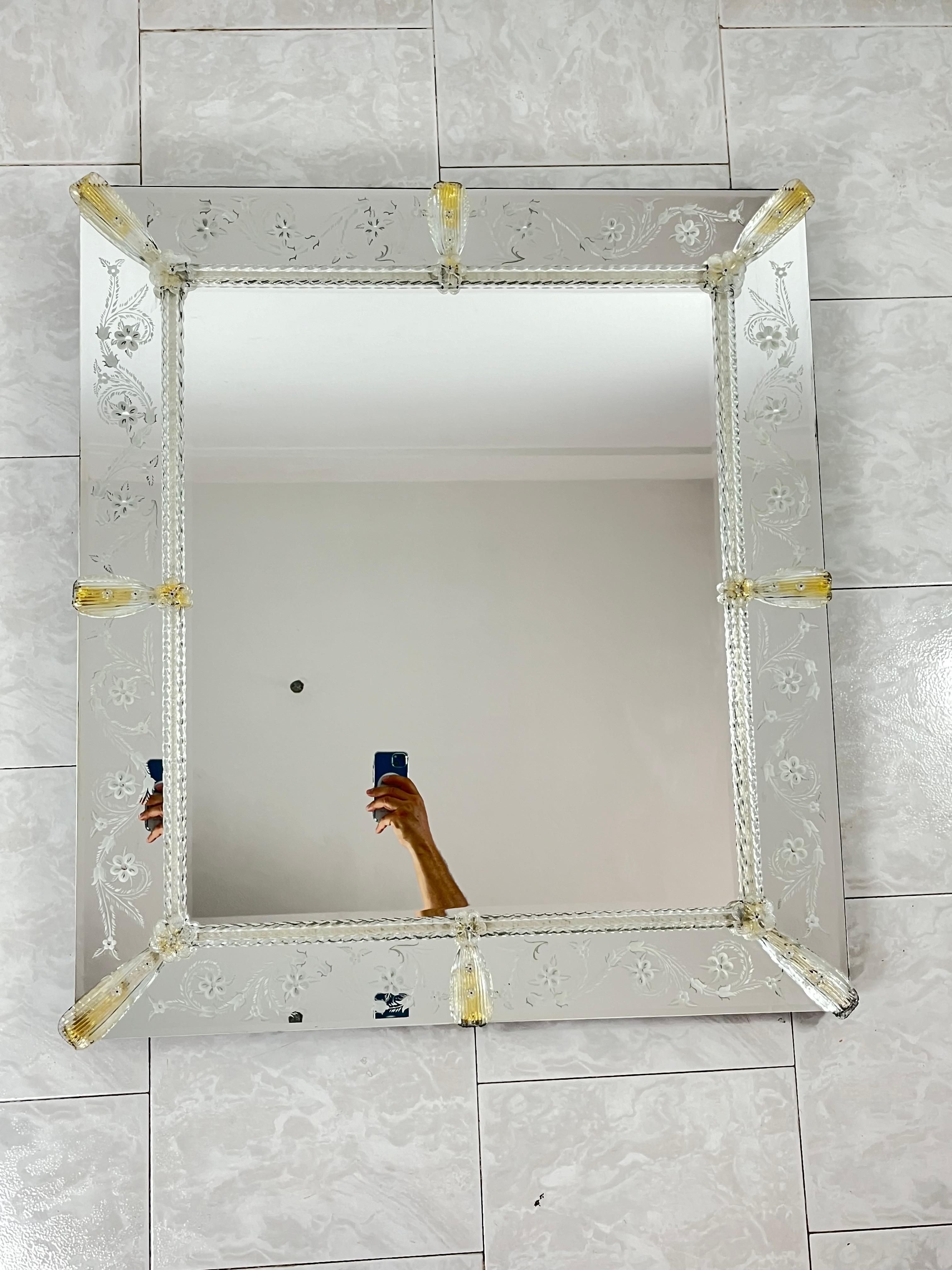 Großer venezianischer Murano-Glasspiegel aus der Mitte des Jahrhunderts, Ercole Barovier zugeschrieben 1960er Jahre
Seite 92 cm und Breite 82 cm, intakt und in gutem Zustand.
Gefunden in einer noblen Wohnung in meiner Stadt, Palermo.