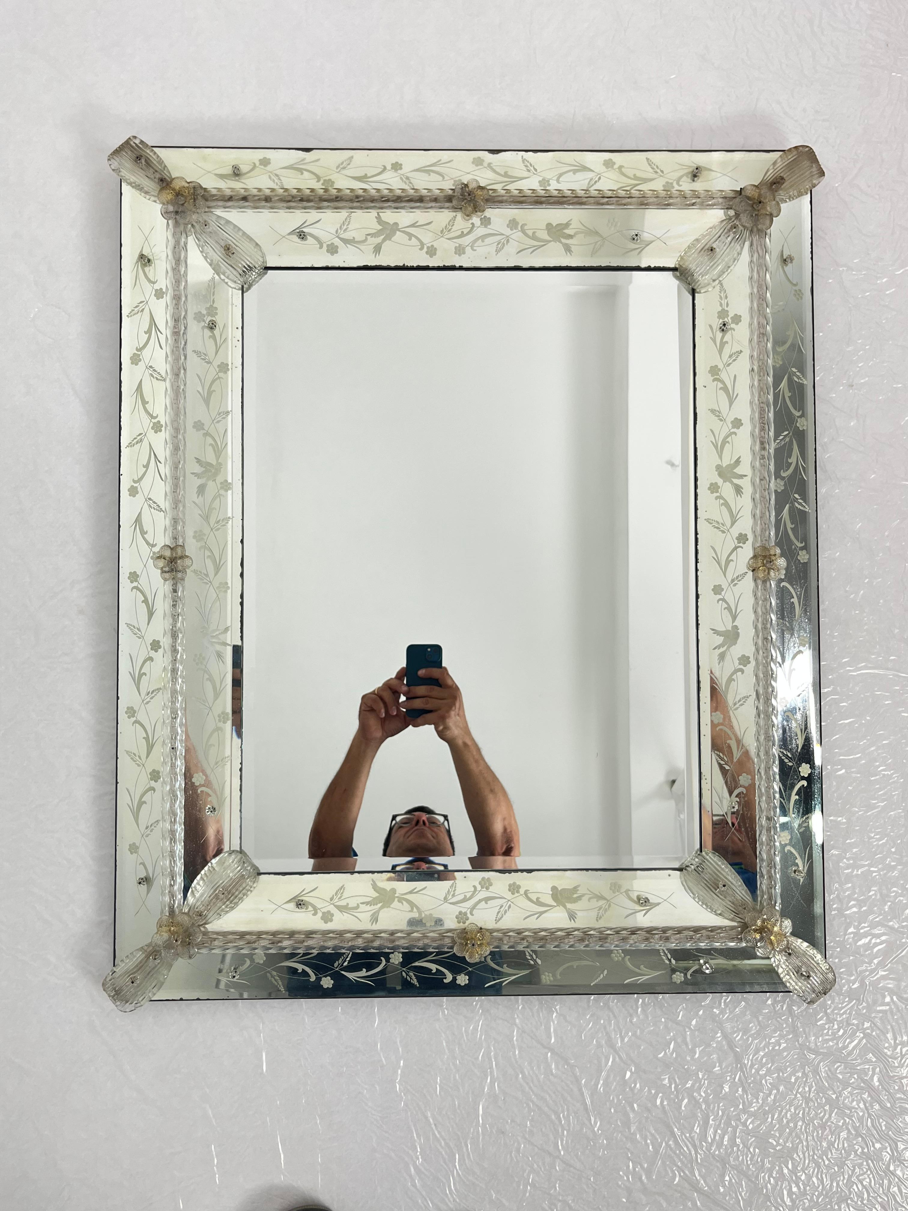 Grand miroir vénitien en verre de Murano du milieu du siècle attribué à Ercol Barovier 1960s
Côté 86 cm et largeur 72 cm, intact et en bon état.
Trouvé dans un appartement noble de ma ville, Palerme.
