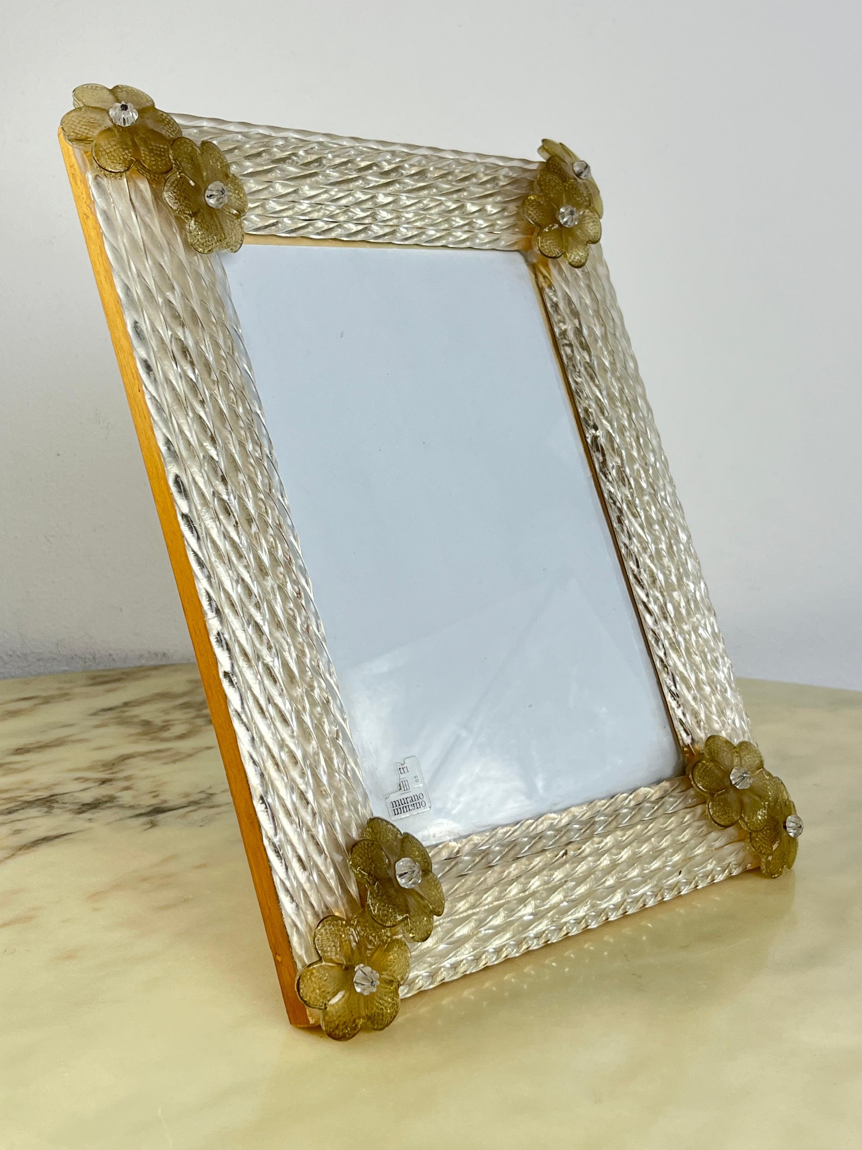 Large Mid-Century Venetian Murano glass photo frame 1950s
It has a hook to hang it on the wall. It can become a mirror.
Intact and in good condition, small signs of aging.
Purchased in Venice in one of the most prestigious shops in Piazza San