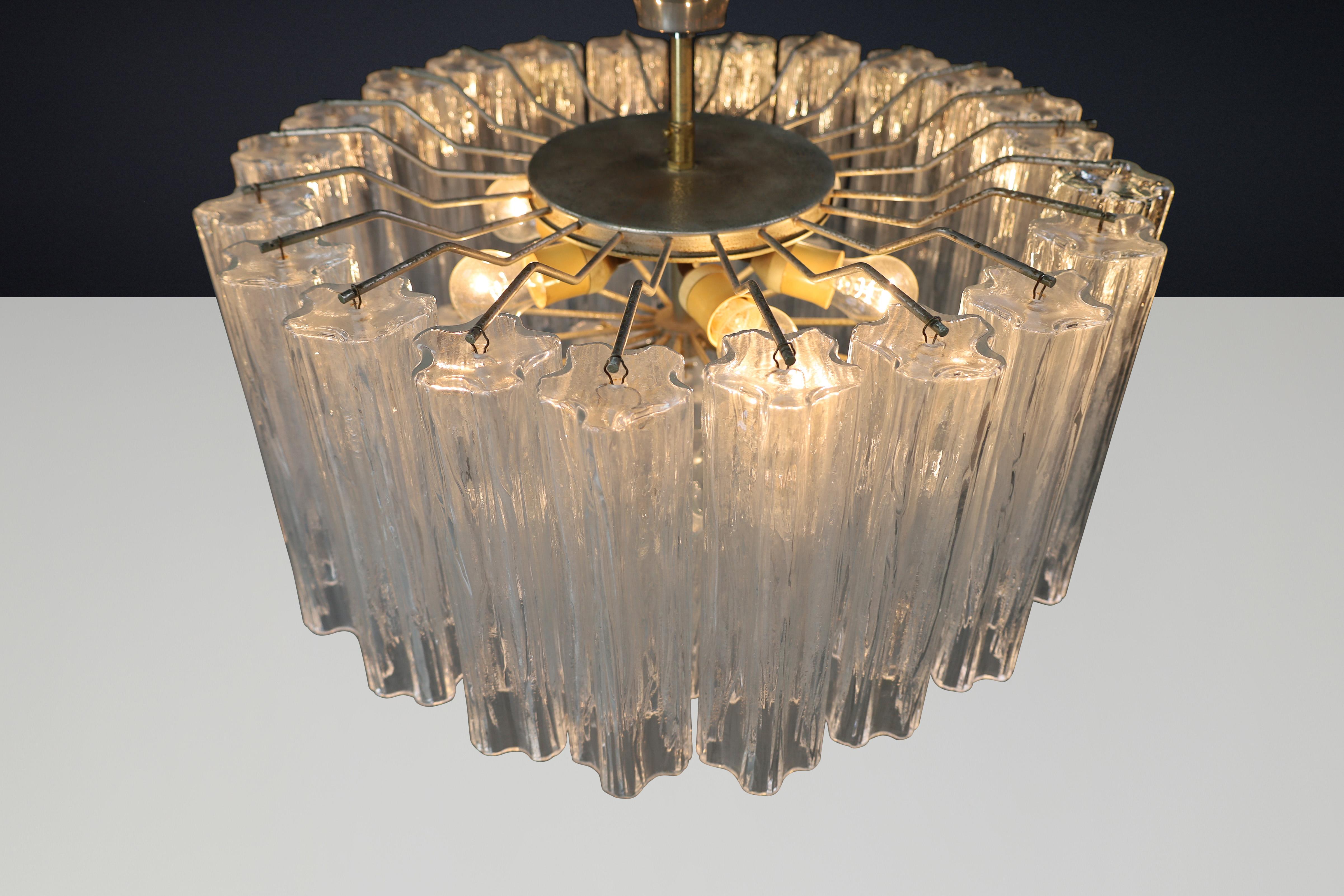 Large Mid-Century Venini Chandelier featuring Murano ice glass, Italy, 1960s. For Sale 3
