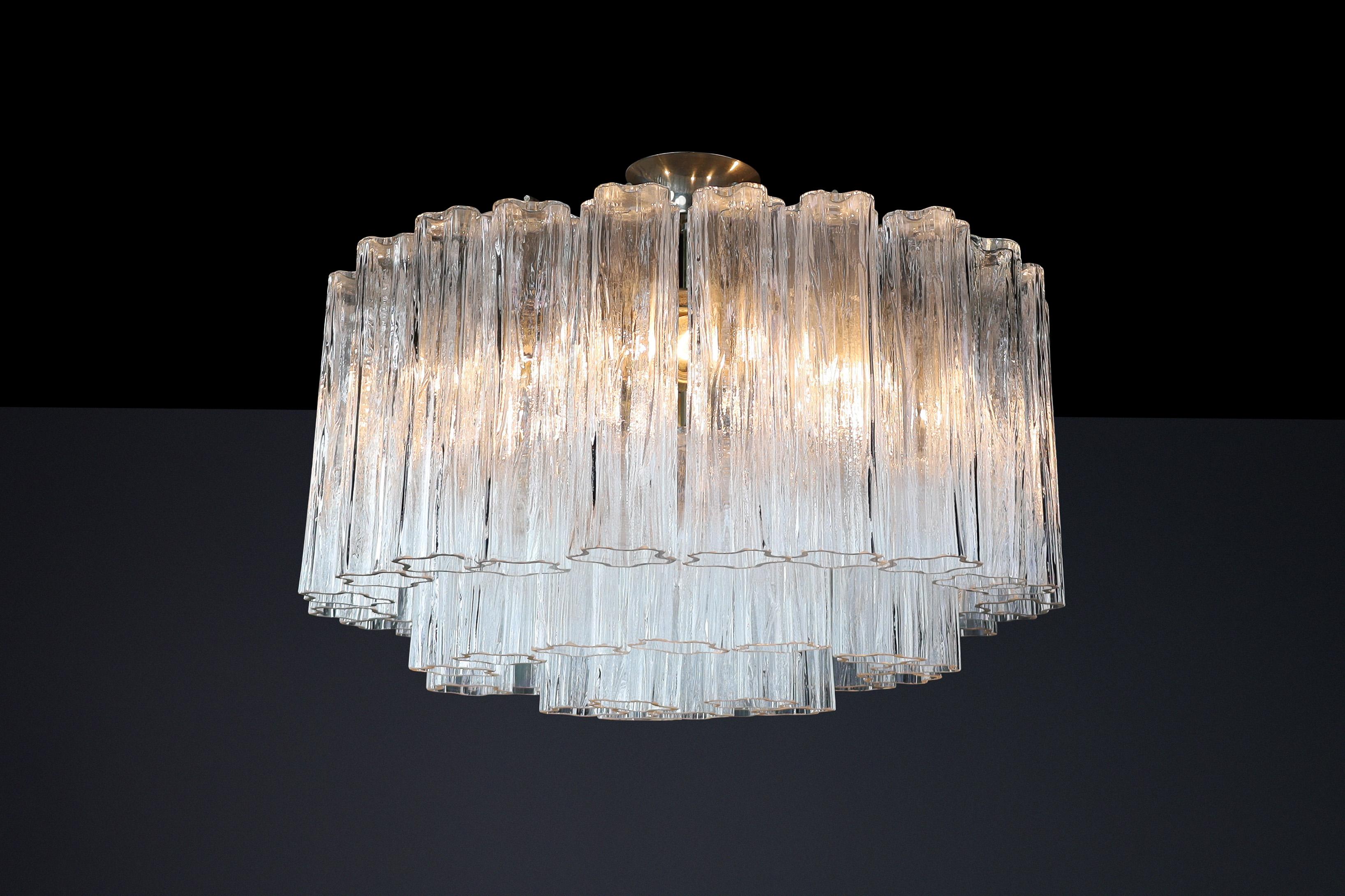 Large Mid-Century Venini Chandelier featuring Murano ice glass, Italy, 1960s.

We have an exquisite large Venini chandelier from the 1960s available for sale. This stunning piece features hand-blown Murano glass in beautiful ice tones. Made in