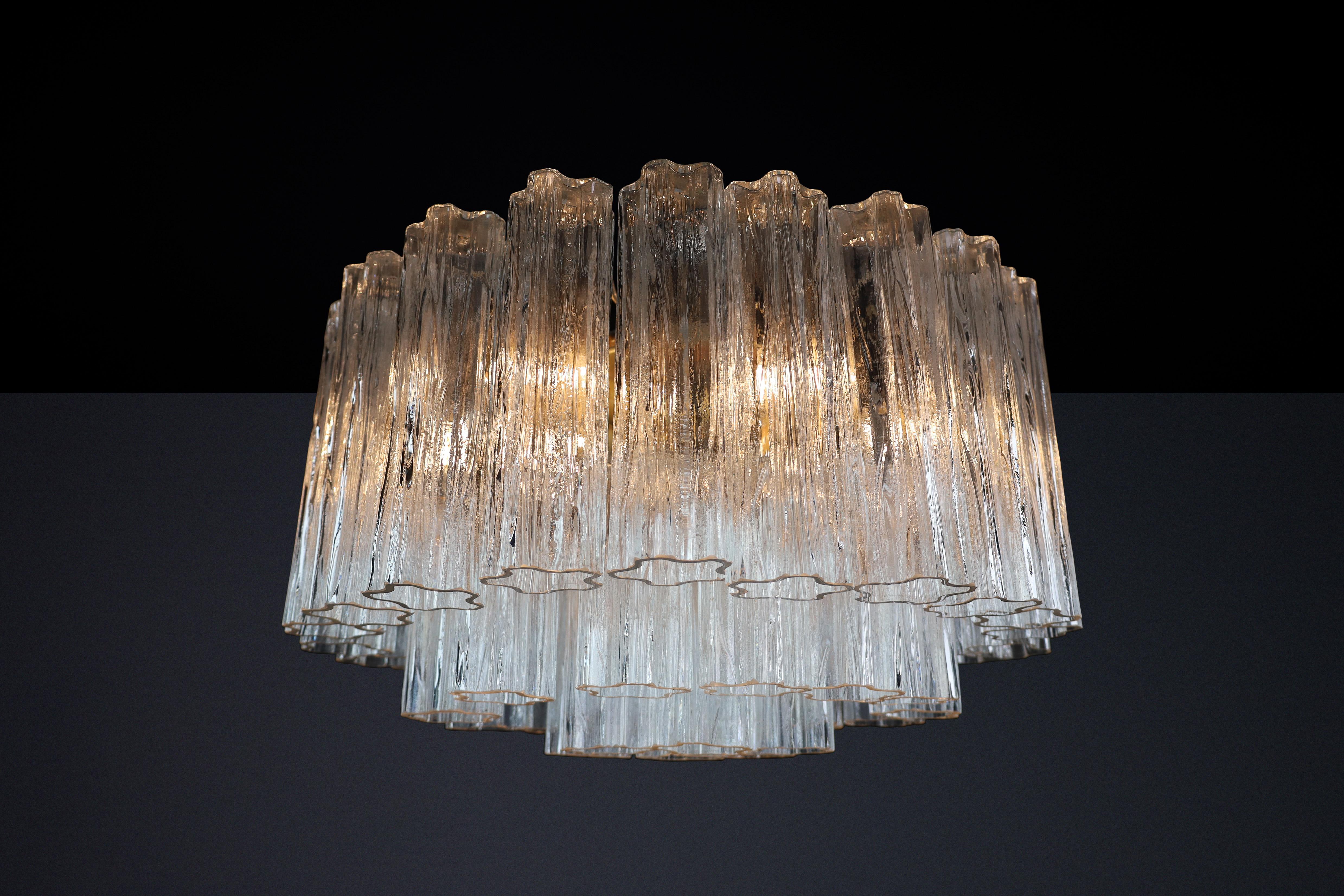 Mid-Century Modern Large Mid-Century Venini Chandelier featuring Murano ice glass, Italy, 1960s. For Sale