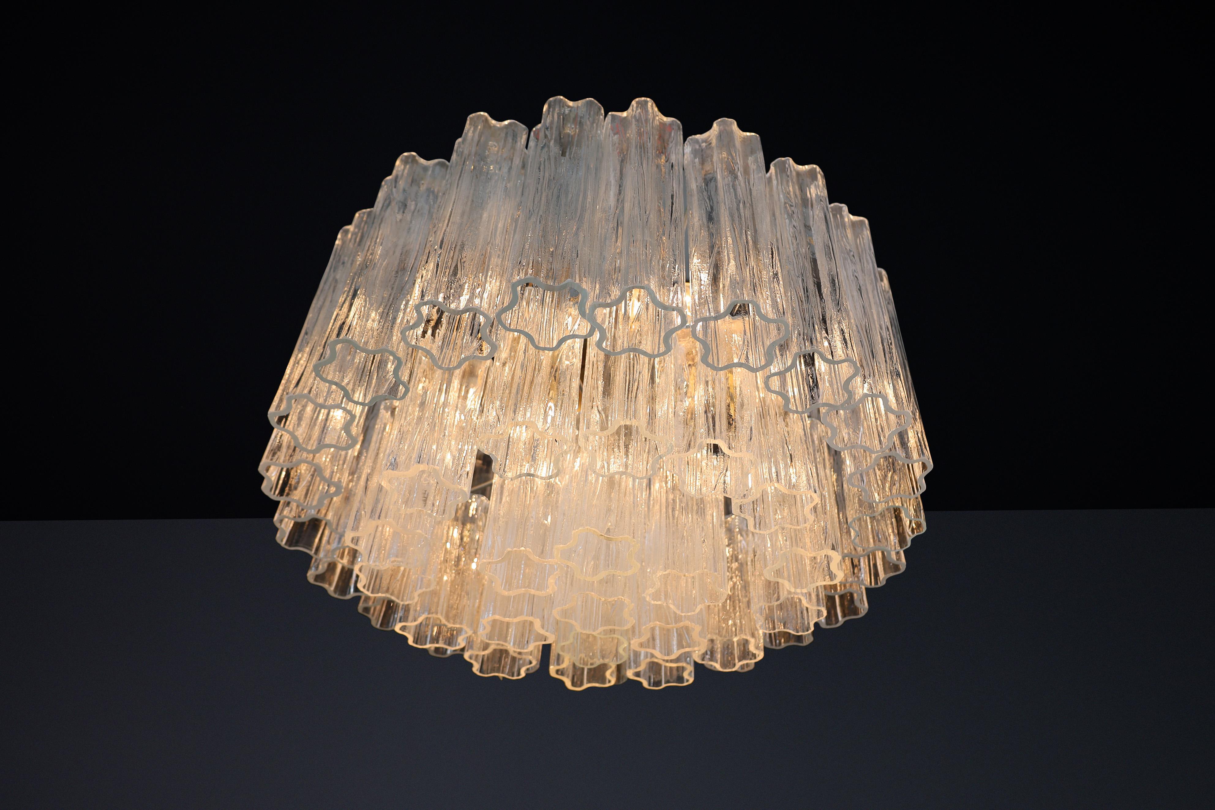 Italian Large Mid-Century Venini Chandelier featuring Murano ice glass, Italy, 1960s. For Sale