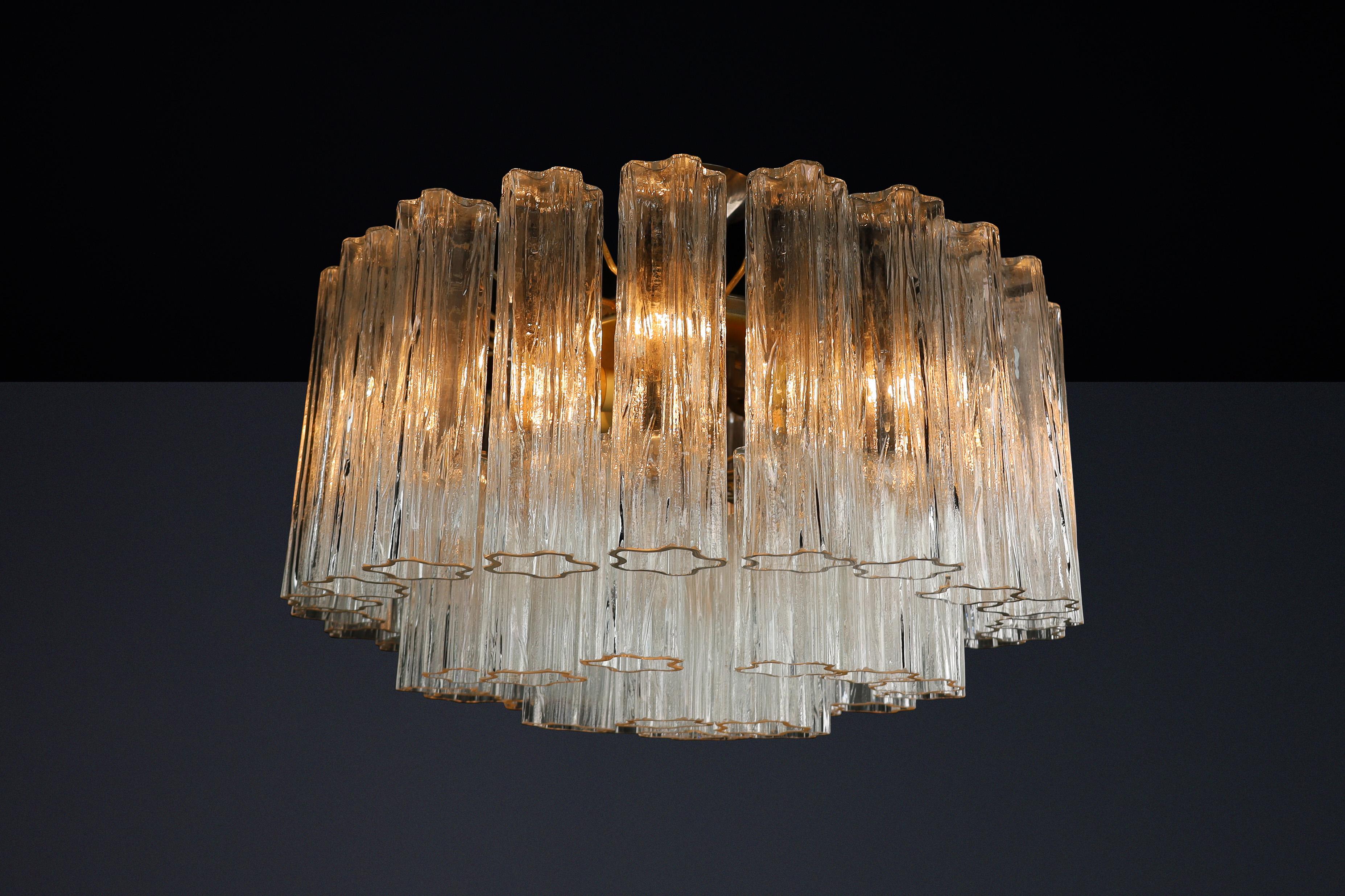Large Mid-Century Venini Chandelier featuring Murano ice glass, Italy, 1960s. In Good Condition For Sale In Almelo, NL