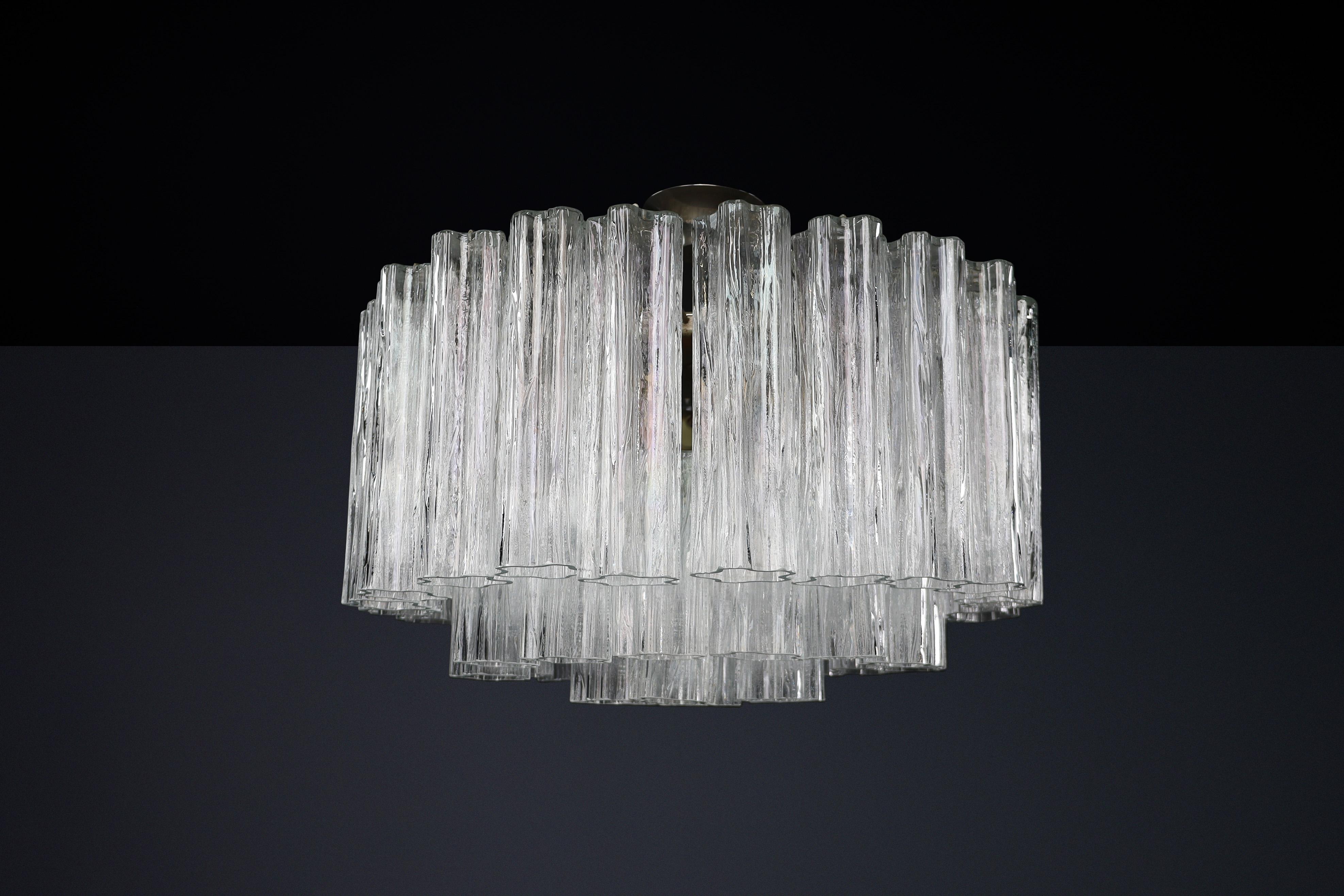 Large Mid-Century Venini Chandelier featuring Murano ice glass, Italy, 1960s. For Sale 1