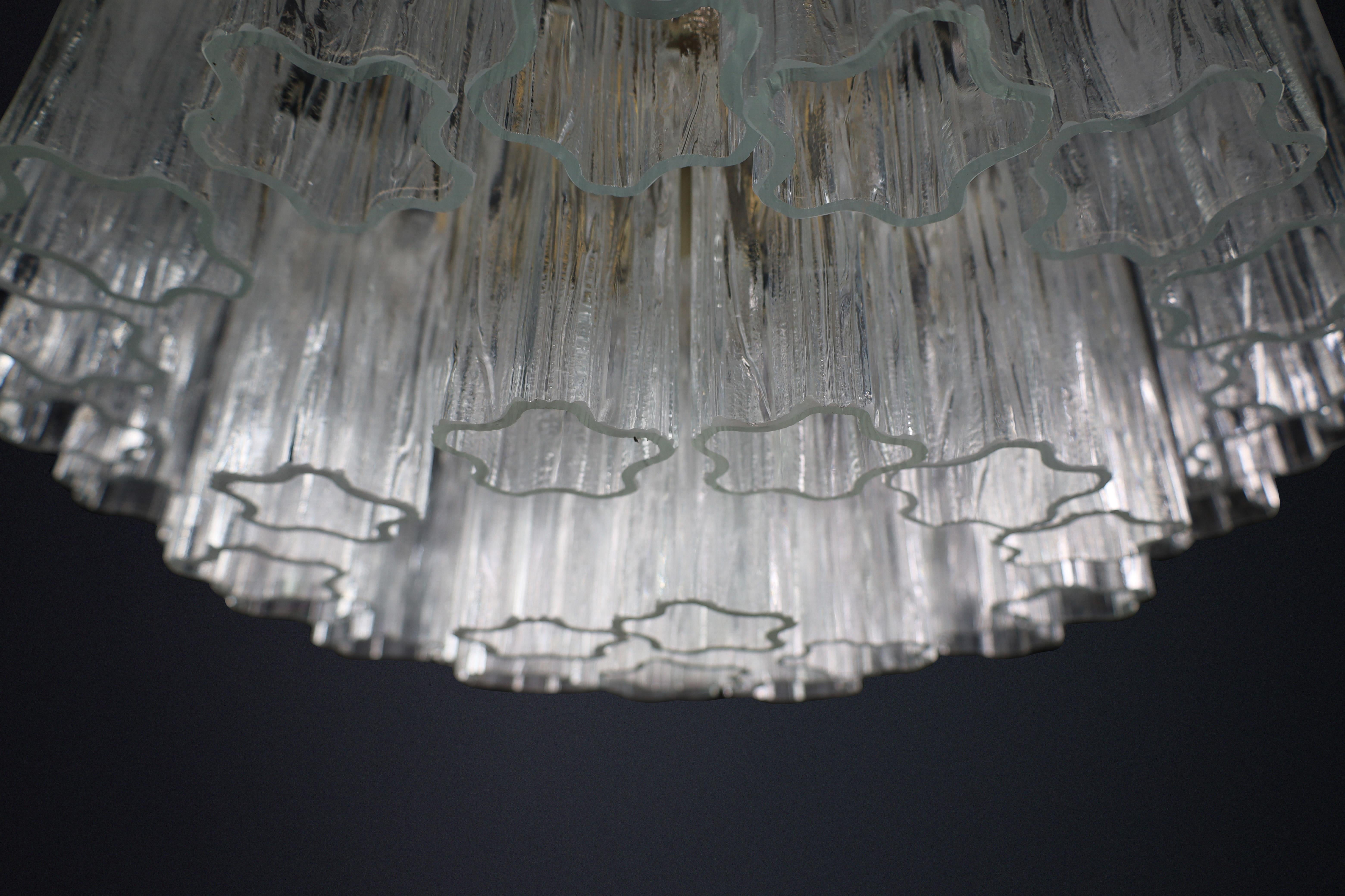 Large Mid-Century Venini Chandelier featuring Murano ice glass, Italy, 1960s. For Sale 2