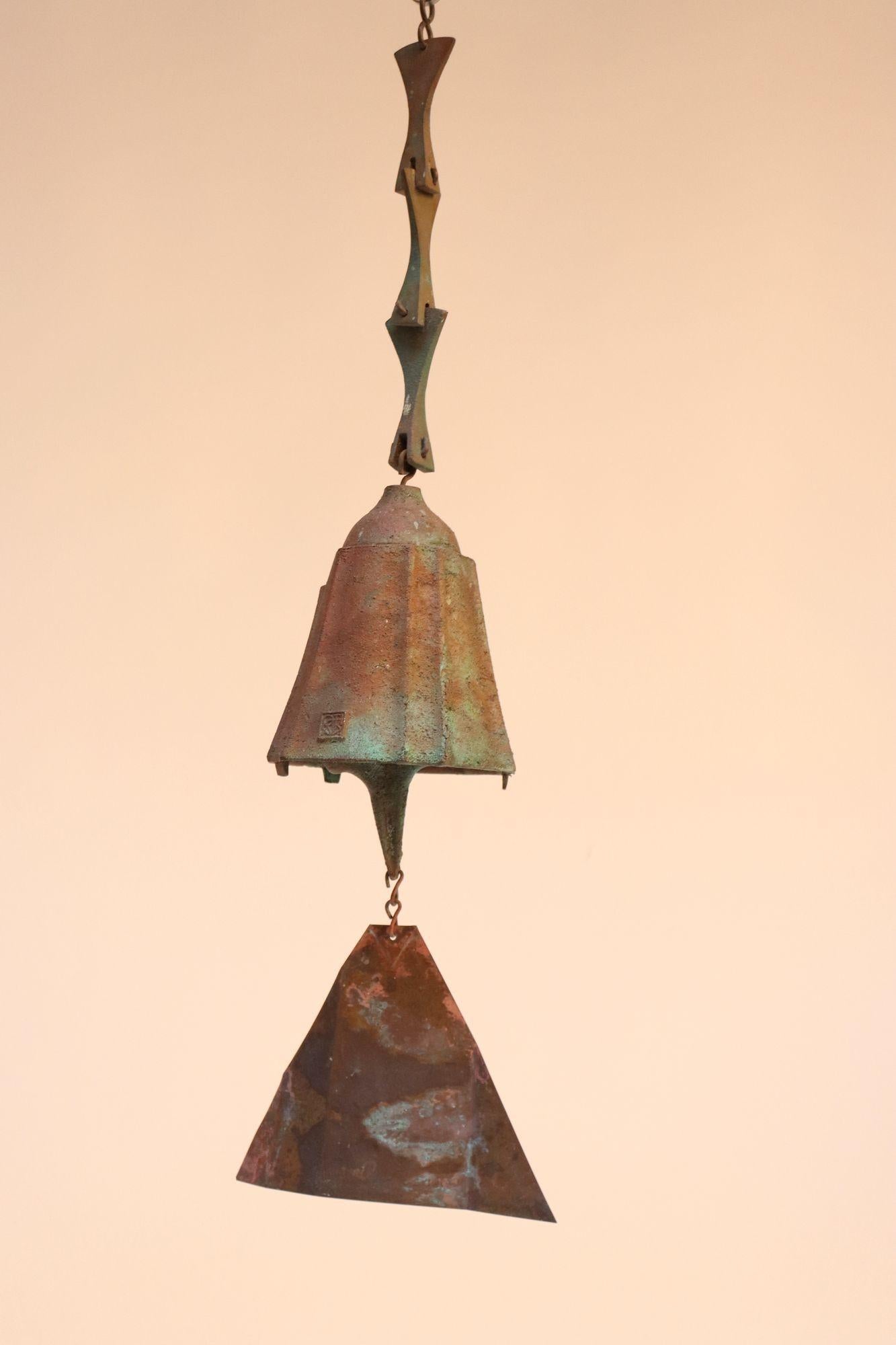 Grand carillon / cloche conçu par l'architecte Paolo Soleri pour Arconsanti.
Éléments moulés en bronze avec patine vert-de-gris due à l'âge naturel et aux intempéries.
La cloche est assez grande (comme le montre l'image avec la canette pour