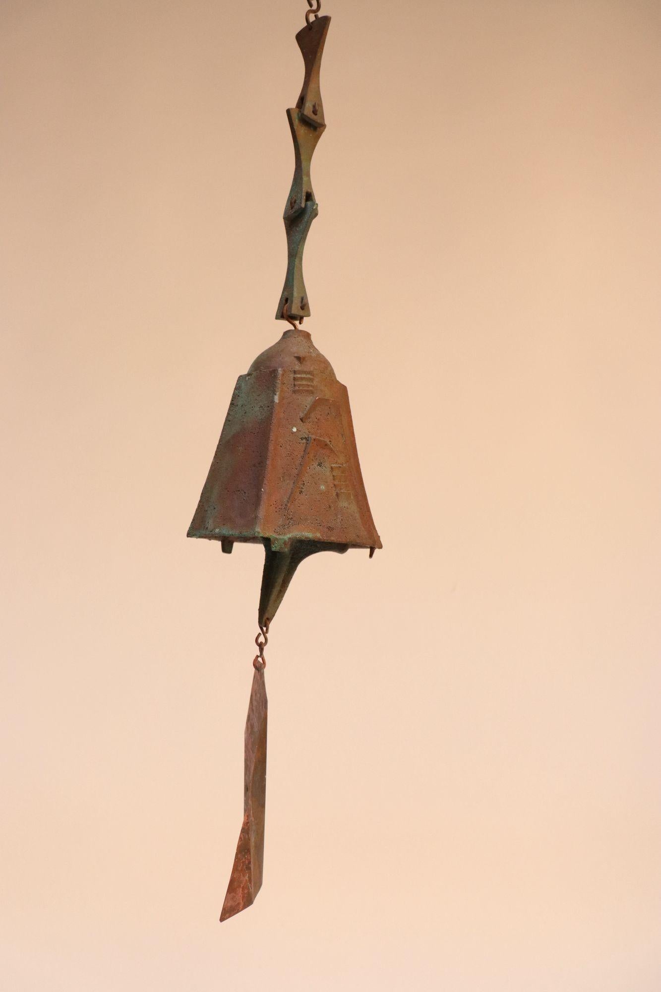 Brutalisme Grande cloche / carillon de vent en bronze vert-de-gris Paolo Soleri pour Arconsanti en vente