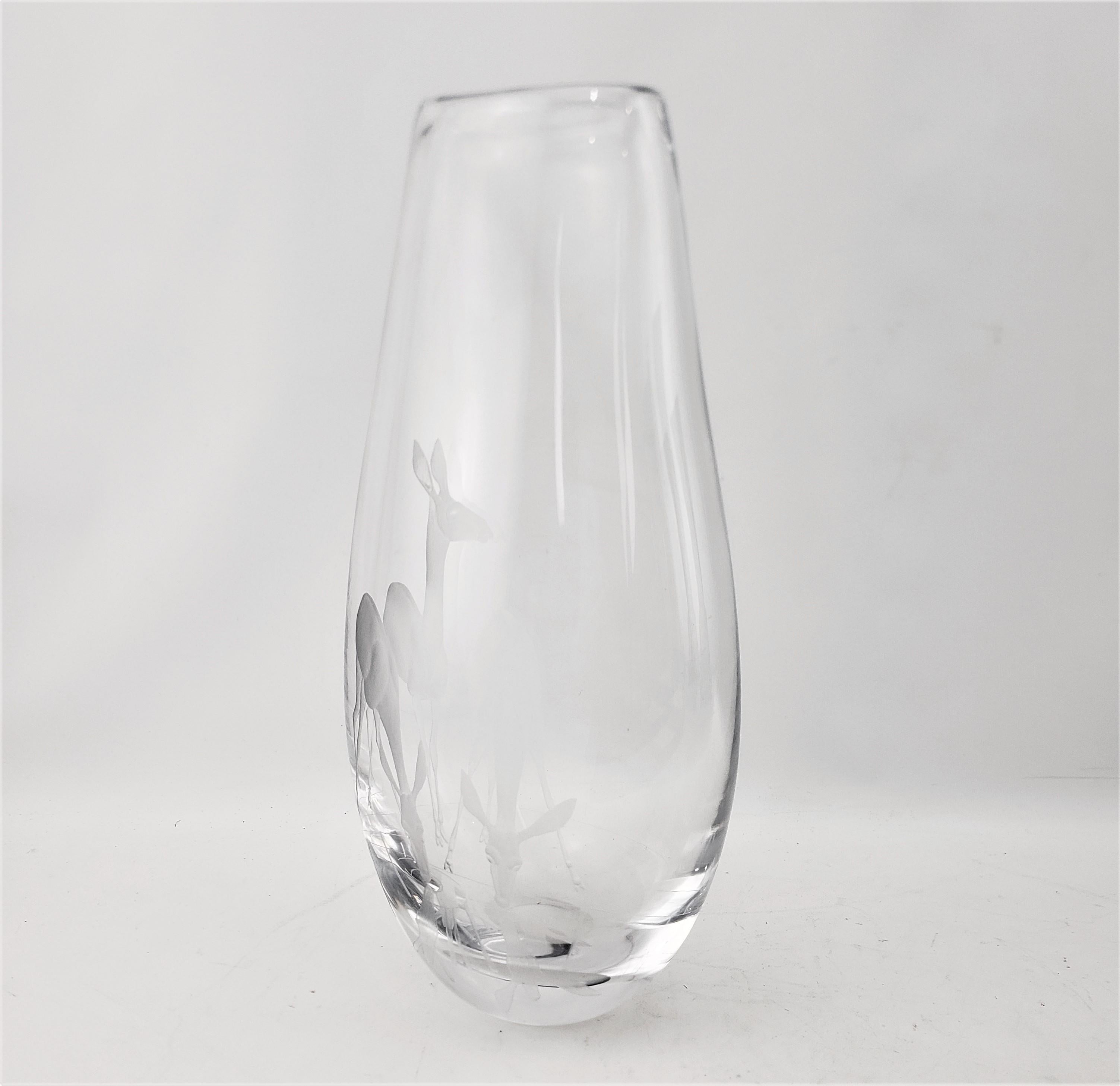 Grande vaso trasparente di metà secolo Vicke Lindstramd per Kosta Boda con cervo inciso in vendita 6
