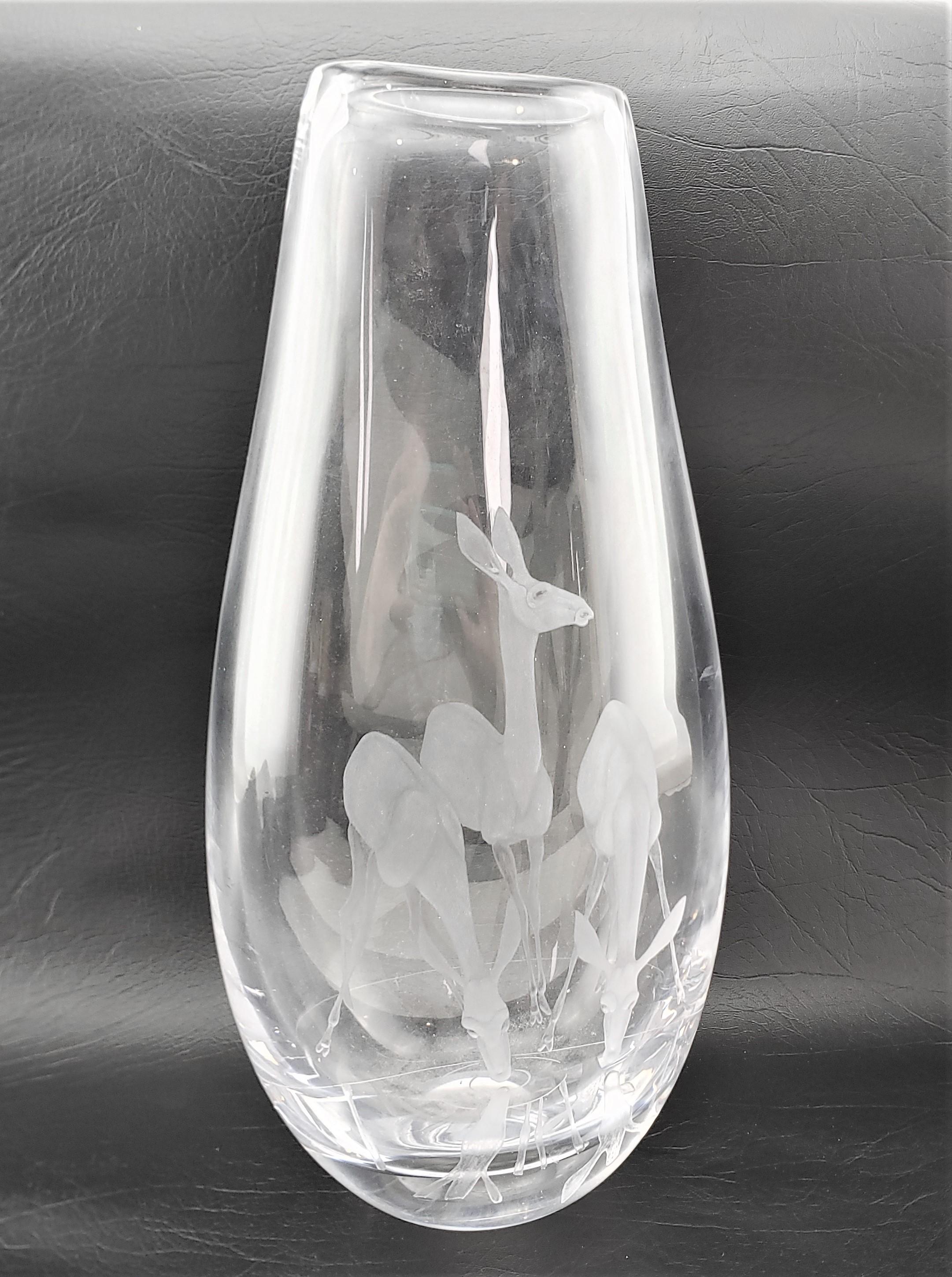Mid-Century moderno Grande vaso trasparente di metà secolo Vicke Lindstramd per Kosta Boda con cervo inciso in vendita