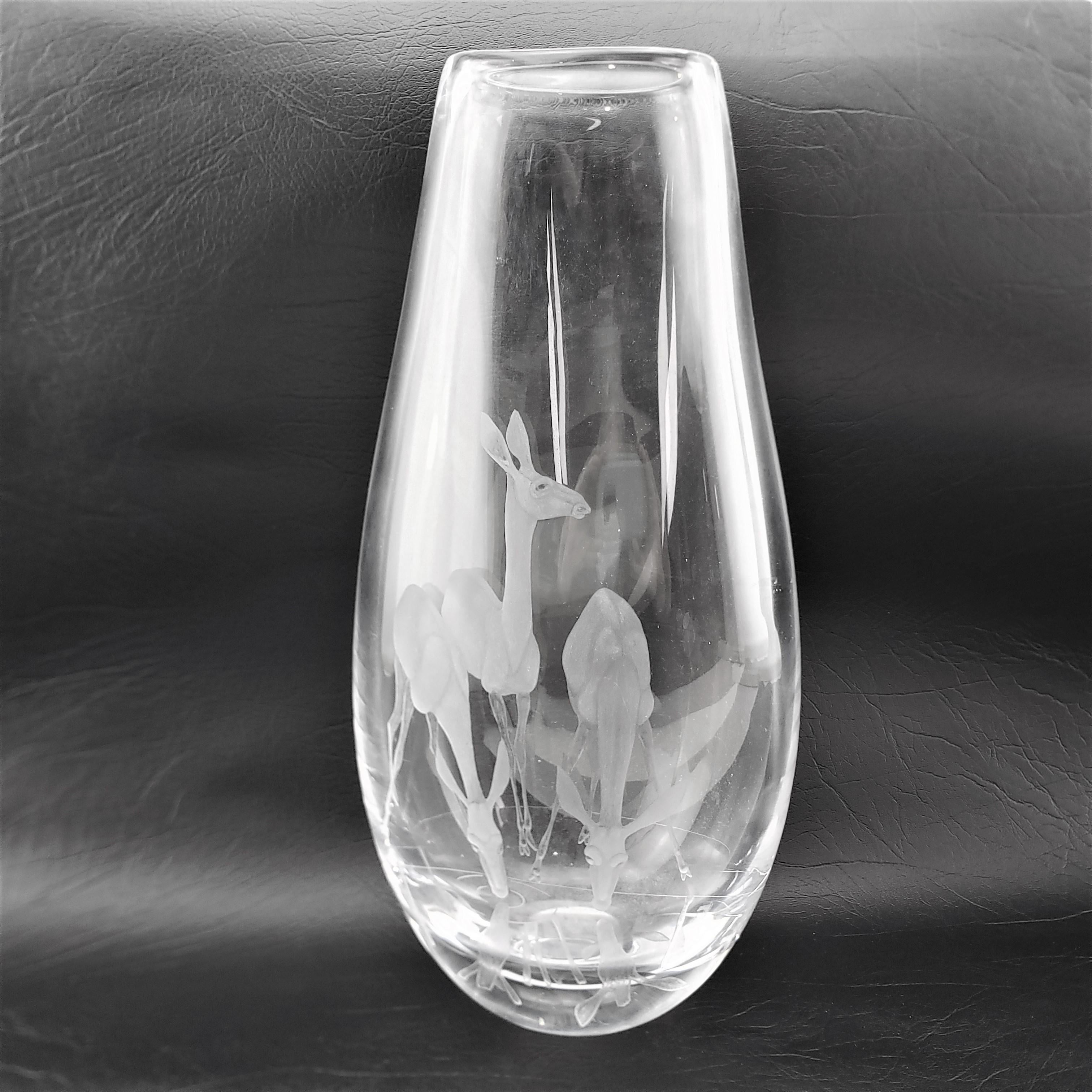 Svedese Grande vaso trasparente di metà secolo Vicke Lindstramd per Kosta Boda con cervo inciso in vendita