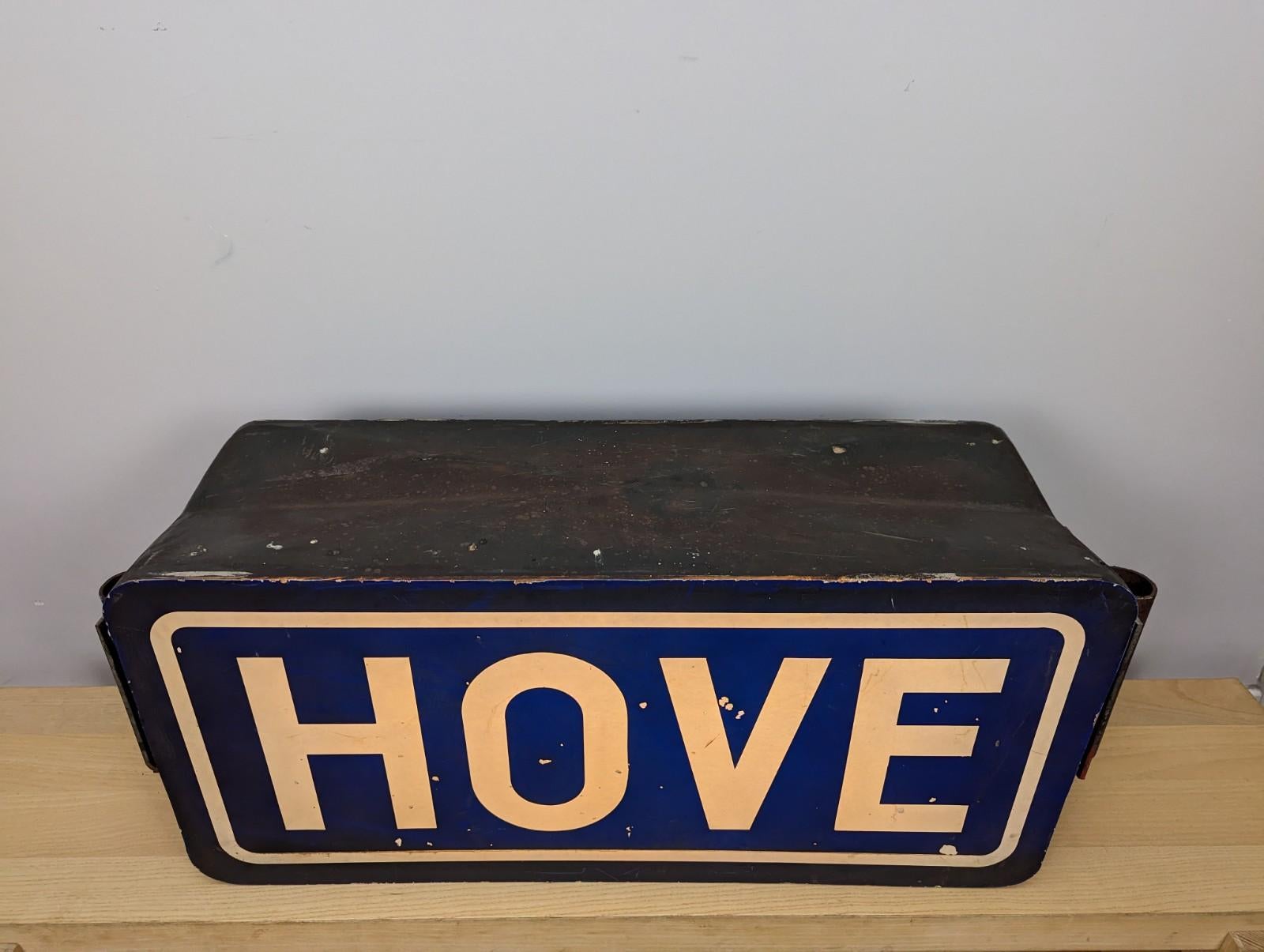 Industriel Grande boîte publicitaire vintage « Hove » du milieu du siècle dernier en vente
