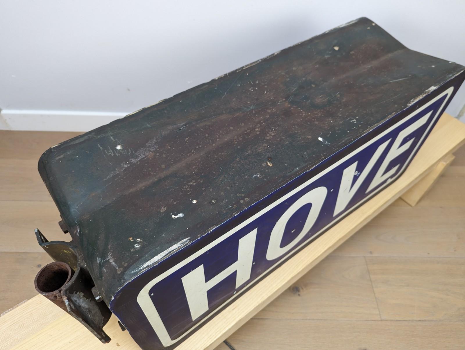 Fibre de verre Grande boîte publicitaire vintage « Hove » du milieu du siècle dernier en vente