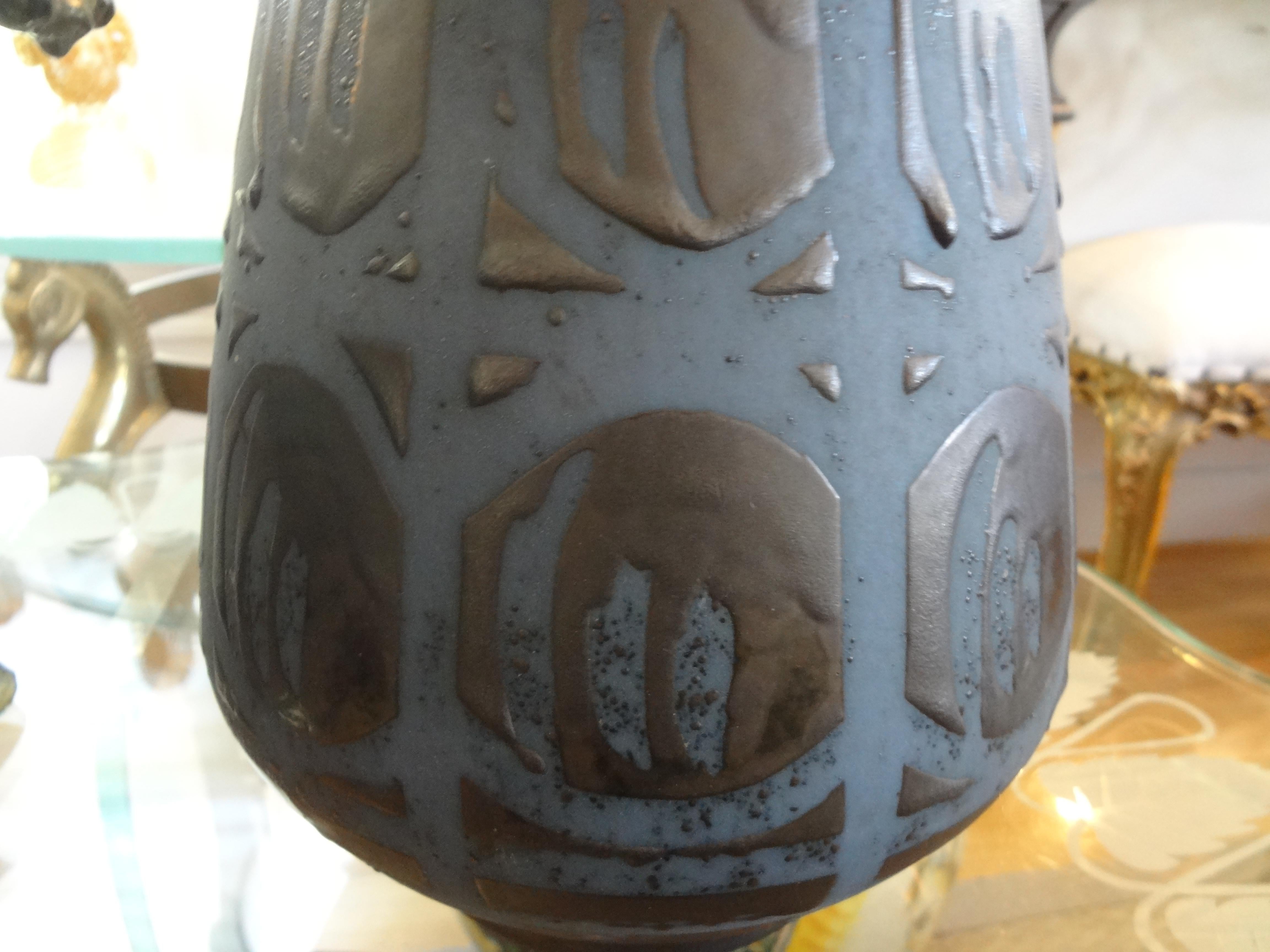 Große Westdeutsche matt glasierte Keramikvase aus der Mitte des Jahrhunderts im Zustand „Gut“ im Angebot in Houston, TX