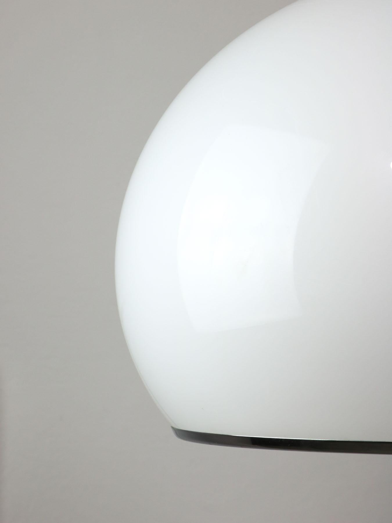 Grande lampe à suspension blanche du milieu du siècle dernier de Guzzini, 1970 en vente 5
