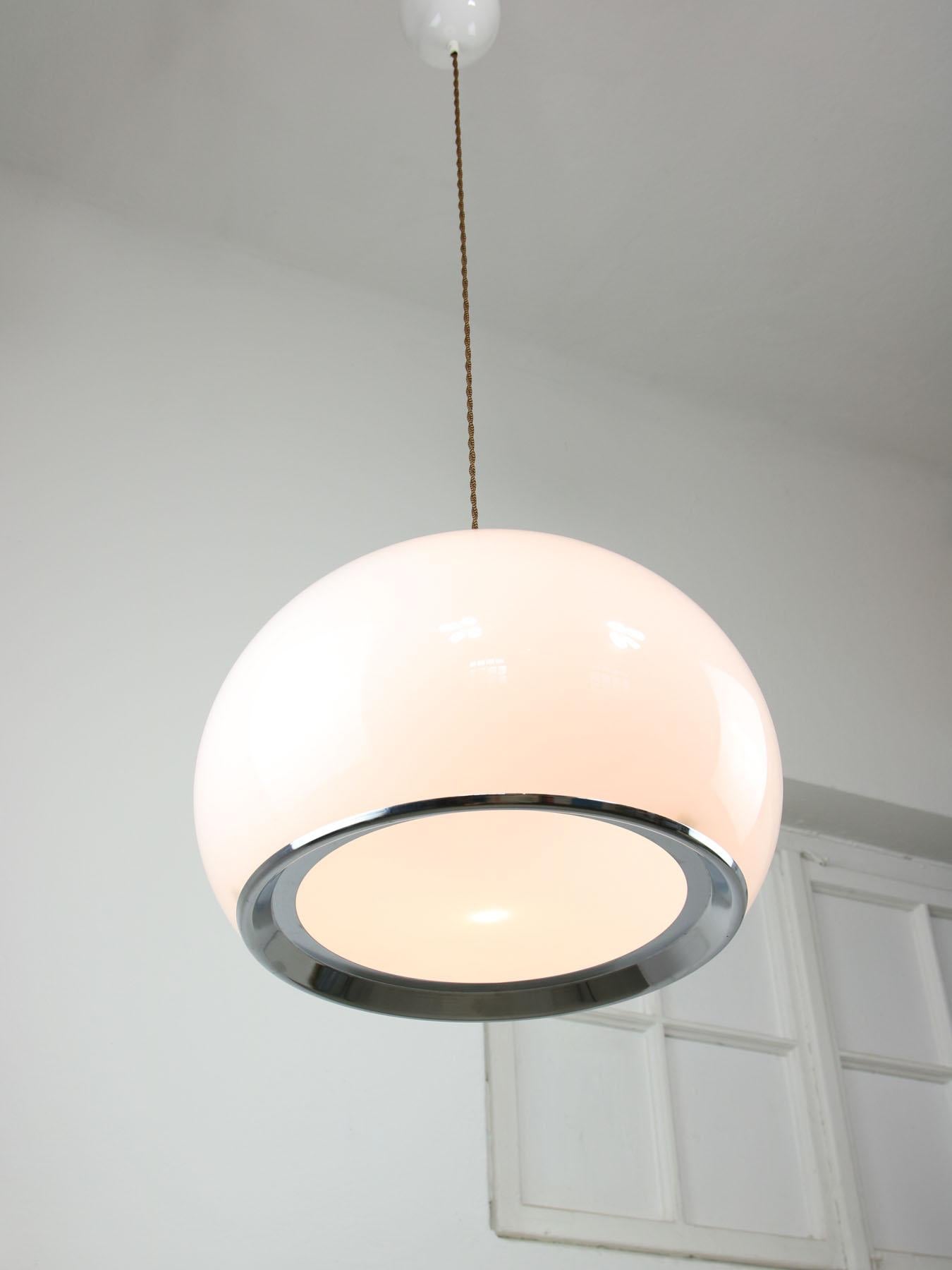 Il s'agit de la version plus grande (45 cm de diamètre) de la célèbre lampe Bud. Fonctionne avec une ampoule standard E27/E26 (non incluse). Fonctionne aussi bien avec 220v qu'avec 110v. La hauteur totale de la lampe est réglable, la longueur du