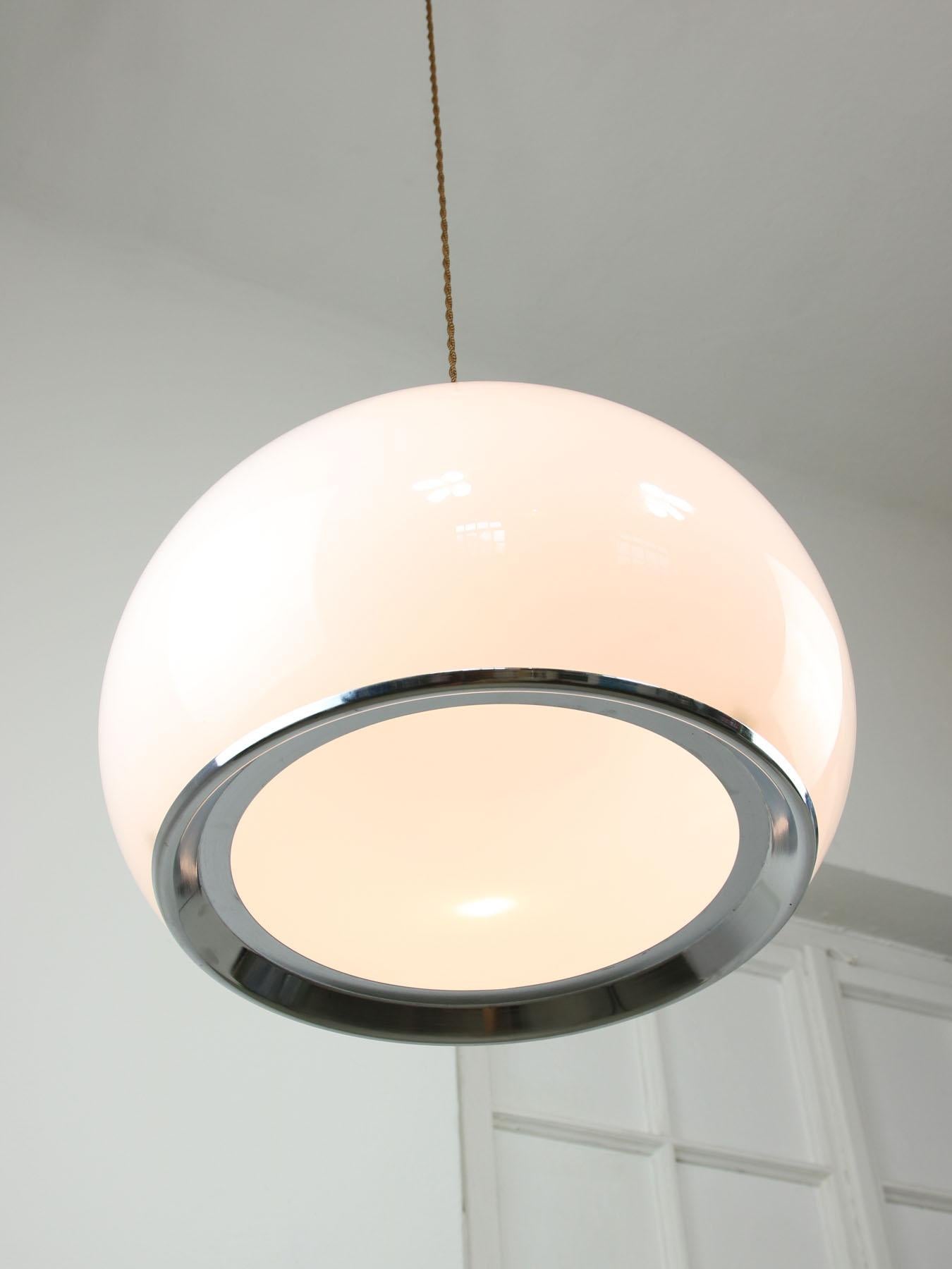 italien Grande lampe à suspension blanche du milieu du siècle dernier de Guzzini, 1970 en vente