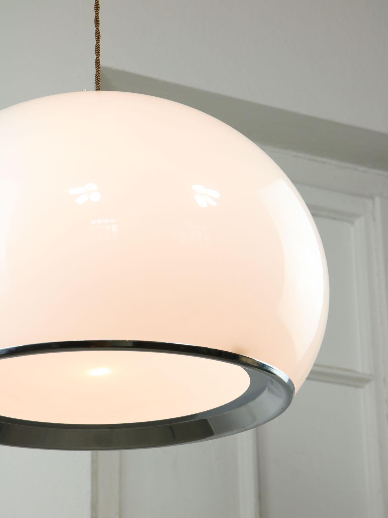 Grande lampe à suspension blanche du milieu du siècle dernier de Guzzini, 1970 Bon état - En vente à Ljubljana, SI