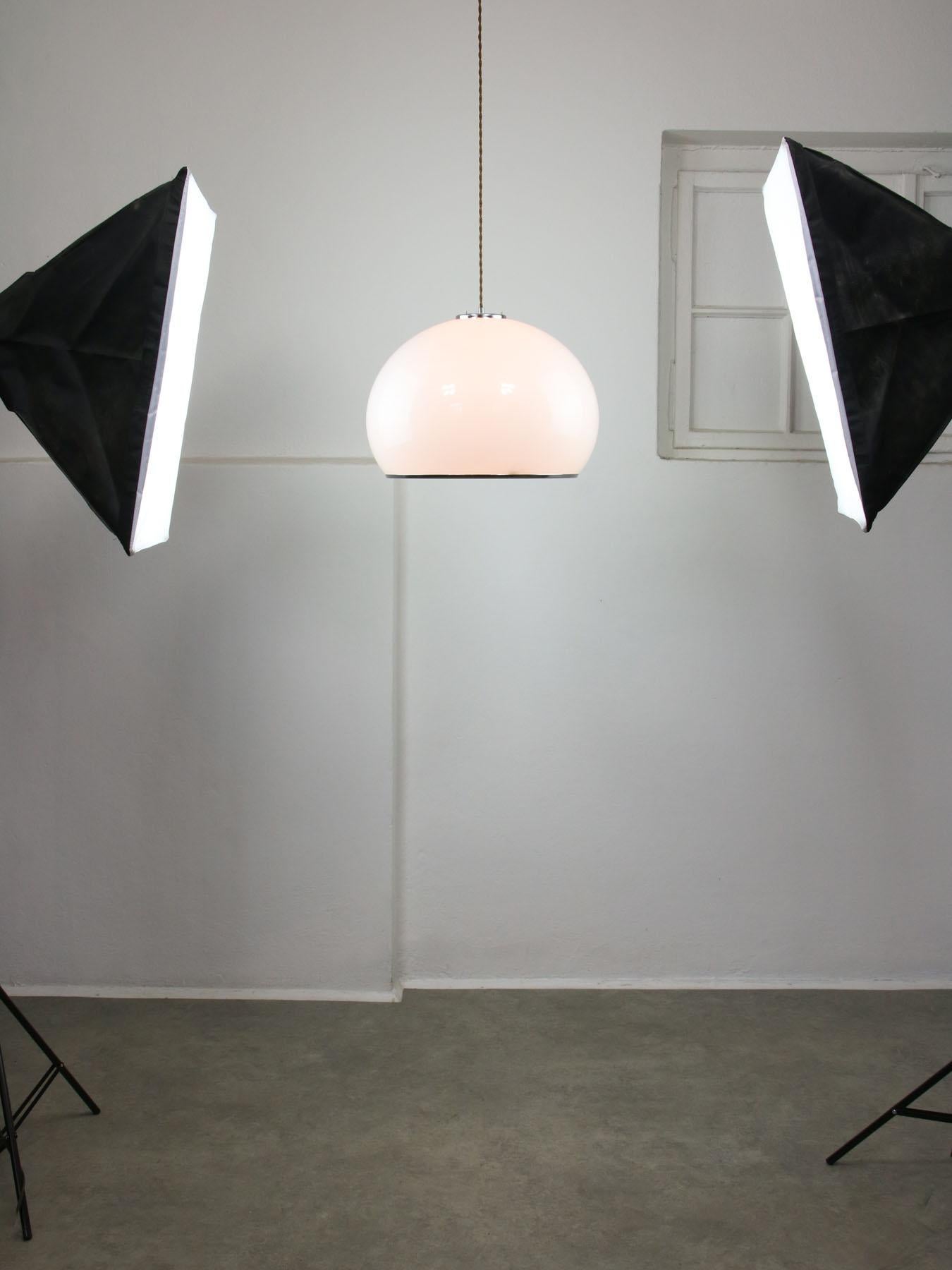 Plexiglas Grande lampe à suspension blanche du milieu du siècle dernier de Guzzini, 1970 en vente