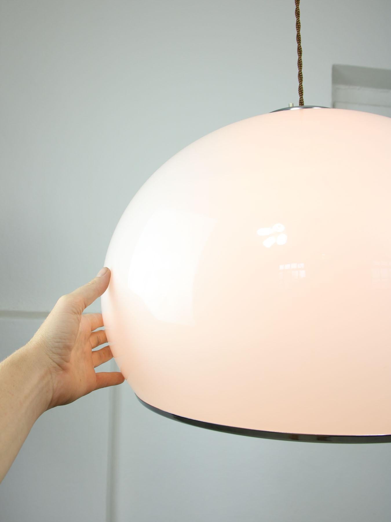Grande lampe à suspension blanche du milieu du siècle dernier de Guzzini, 1970 en vente 1