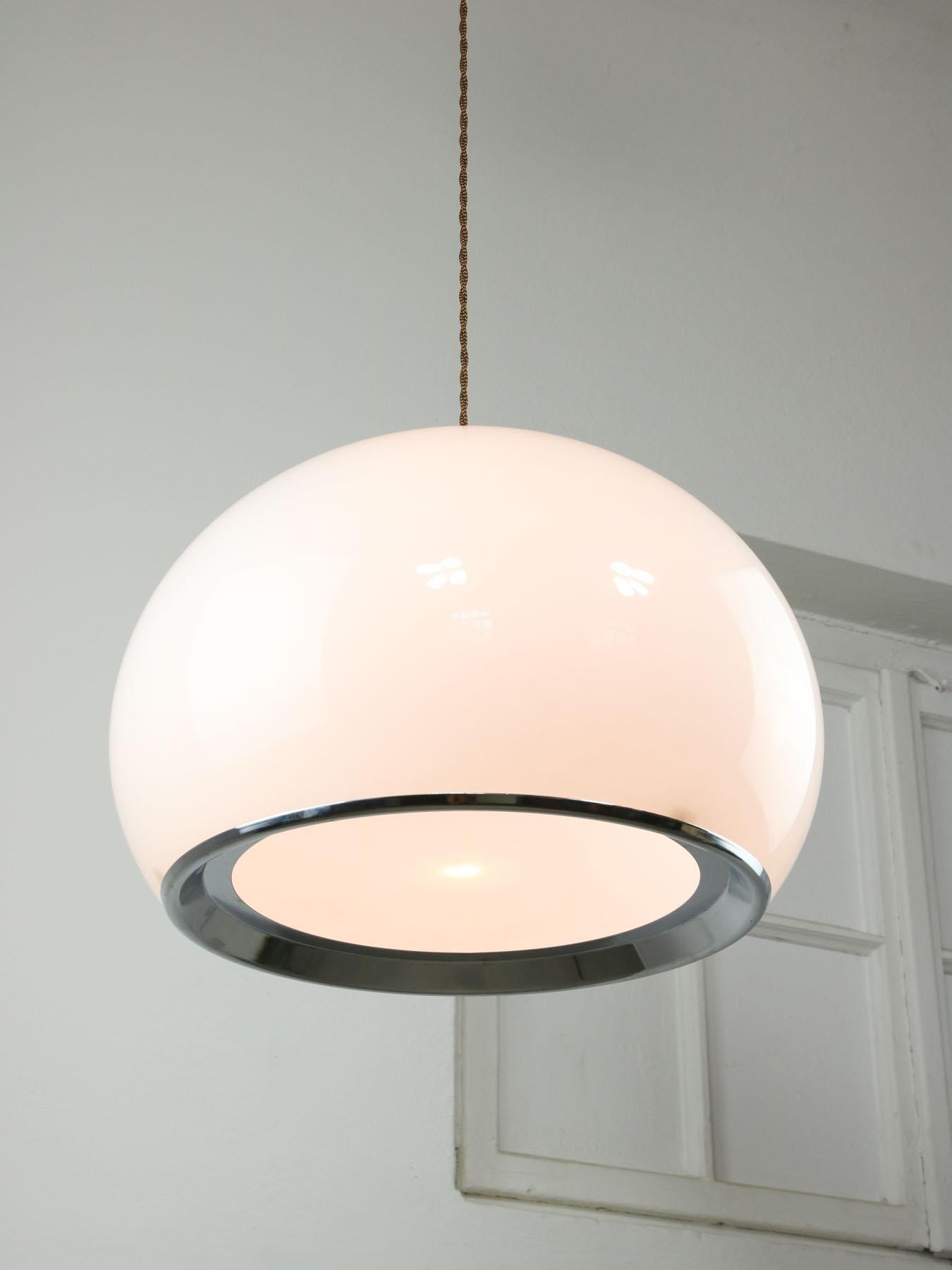 Grande lampe à suspension blanche du milieu du siècle dernier de Guzzini, 1970 en vente 3