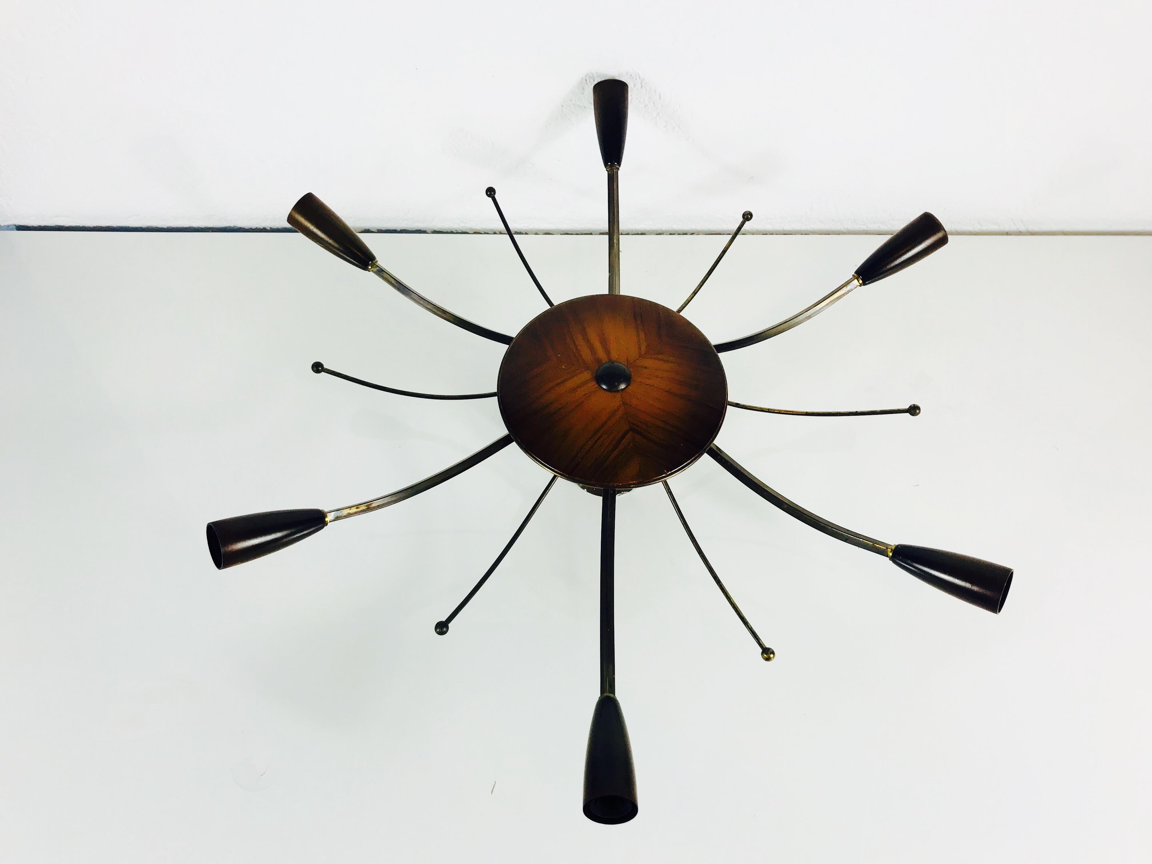 Großer sechsarmiger Sputnik-Kronleuchter aus Holz aus der Mitte des Jahrhunderts, 1950er Jahre (Messing) im Angebot