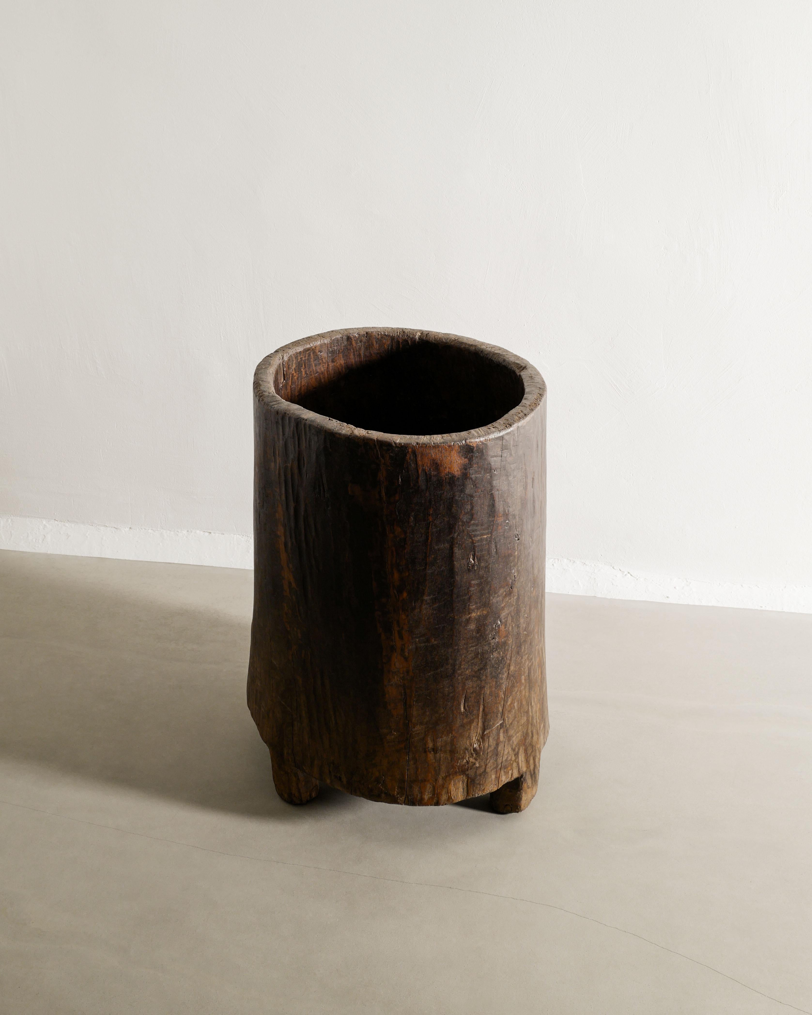 Rara jardinera de madera hueca de gran tamaño sobre pies. En color marrón oscuro y uniforme. Sólido y estable. 

Dimensiones: Alto: 82 cm Ancho: 60 cm Fondo: 52 cm 
