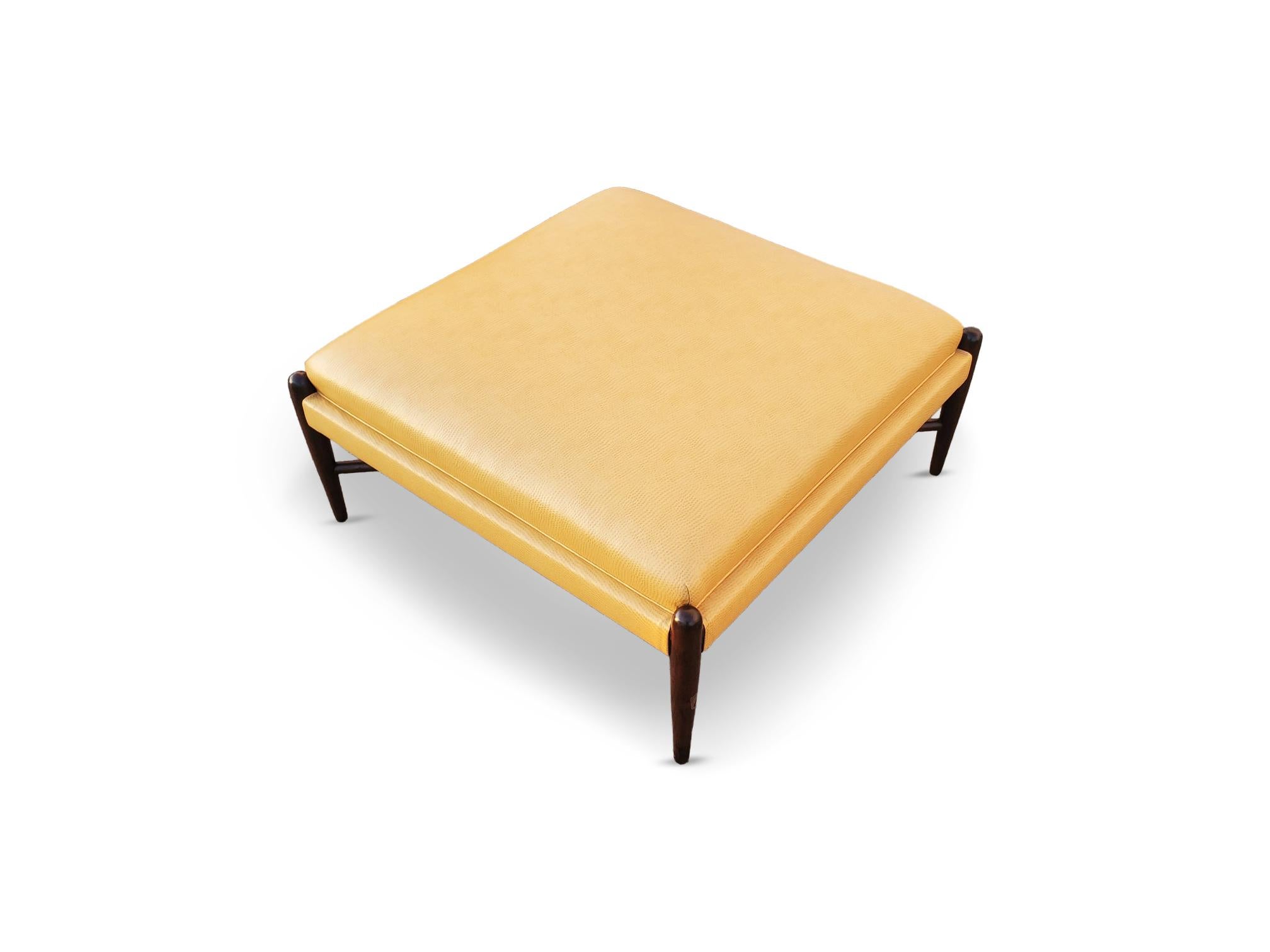 Large Mid-Century ' X ' Stretcher Base Ottoman  In Good Condition For Sale In Middlesex, NJ