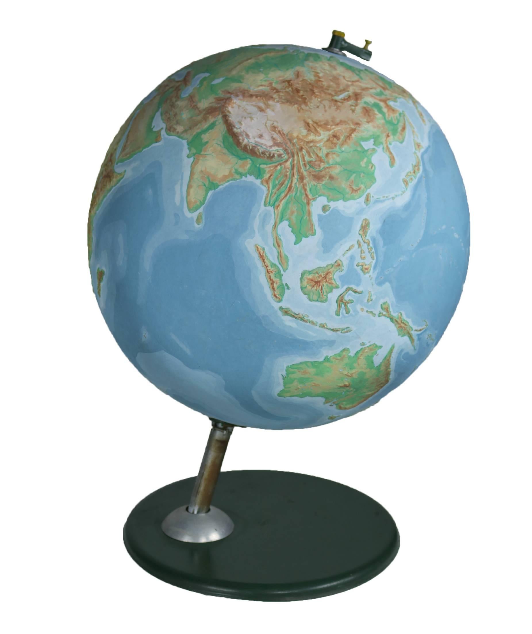 Large Midcentury 3D Globe In Good Condition For Sale In Oxfordshire, GB